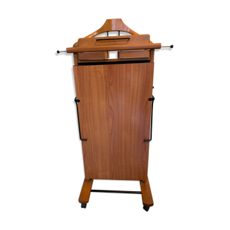 Electric valet stand