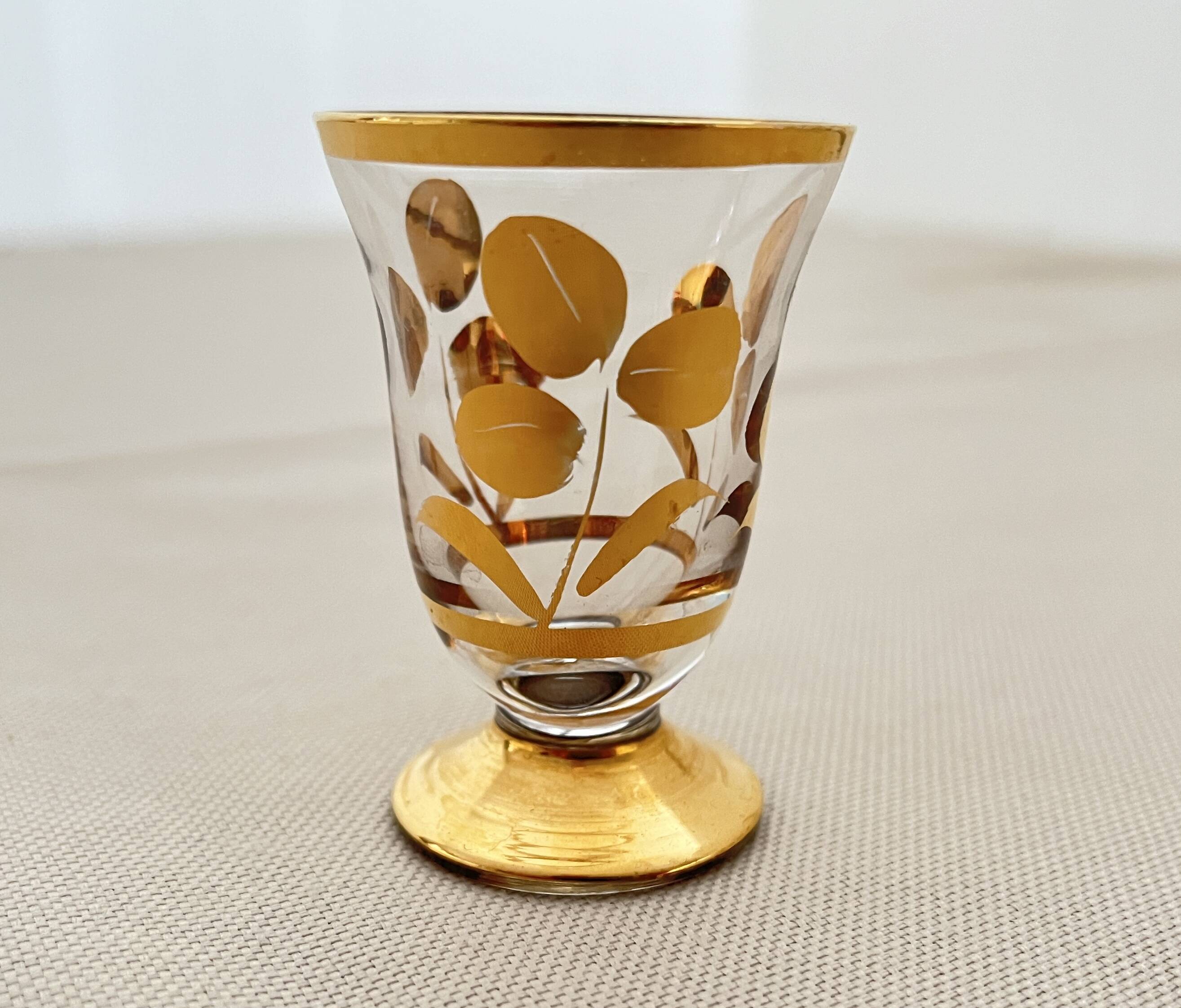 Liqueur service, 1 carafe & 6 small glasses, golden floral decoration.