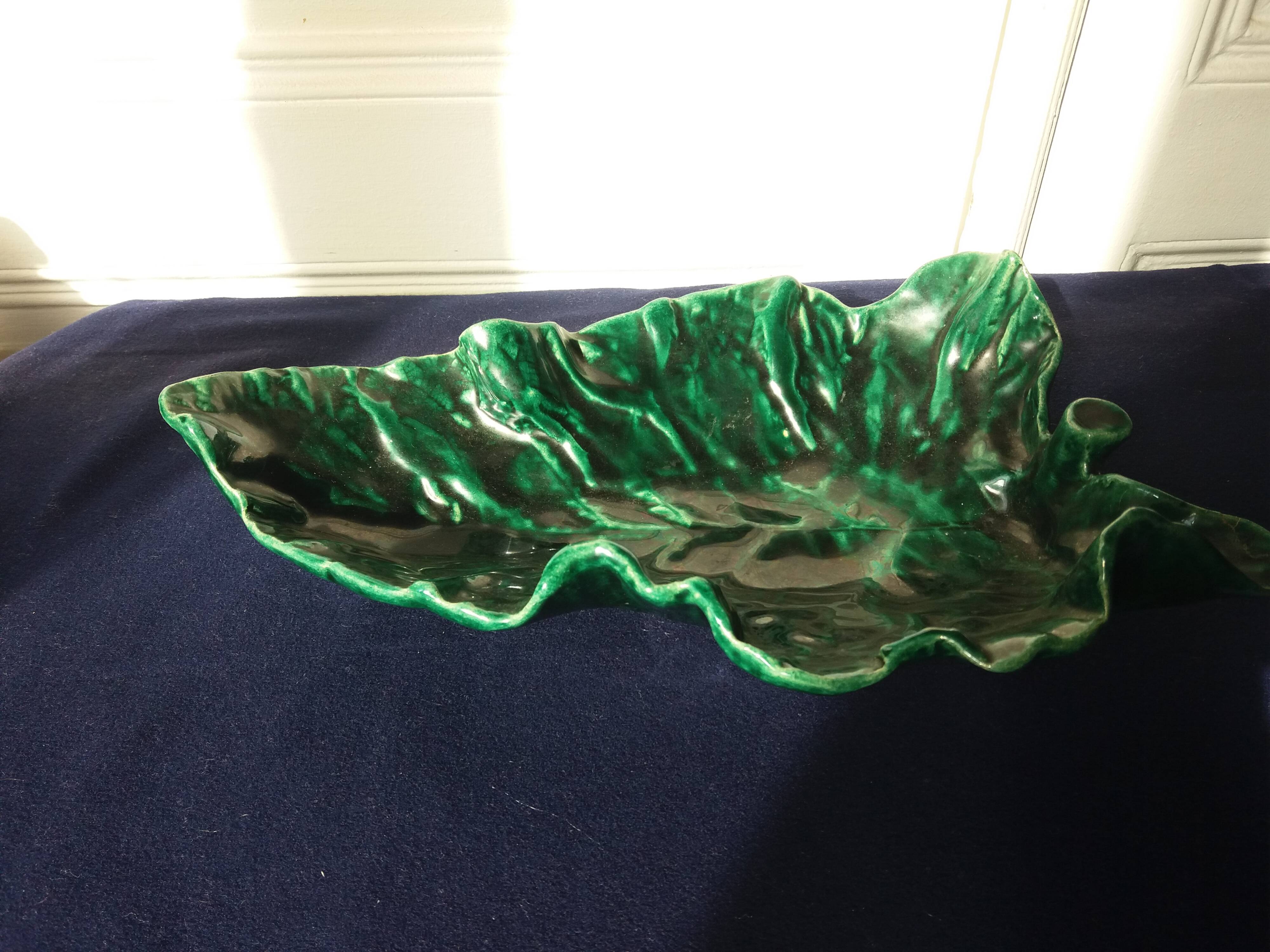 Artist's cup in the shape of a leaf in slip signed