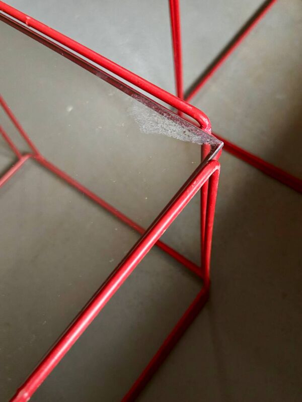 2 tables d'appoint, chevets cubes en métal filaire rouge et verre