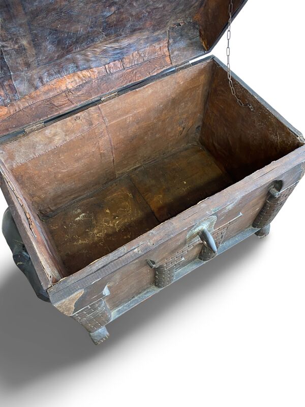 Coffre ancien gothique XVIIIème en bois sculpté et cuir