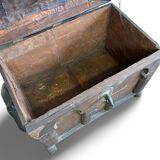 Coffre ancien gothique XVIIIème en bois sculpté et cuir