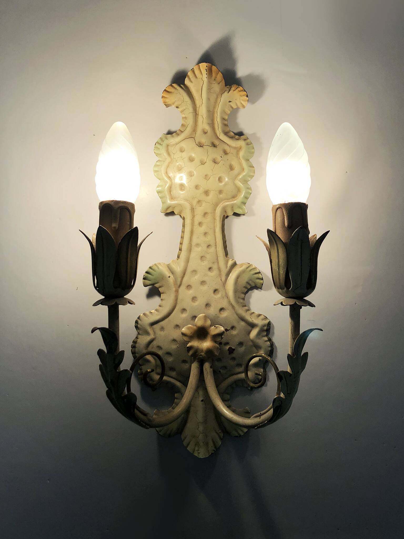 Pair of Italian wall lights in cream-colored sheet metal. 1970s
