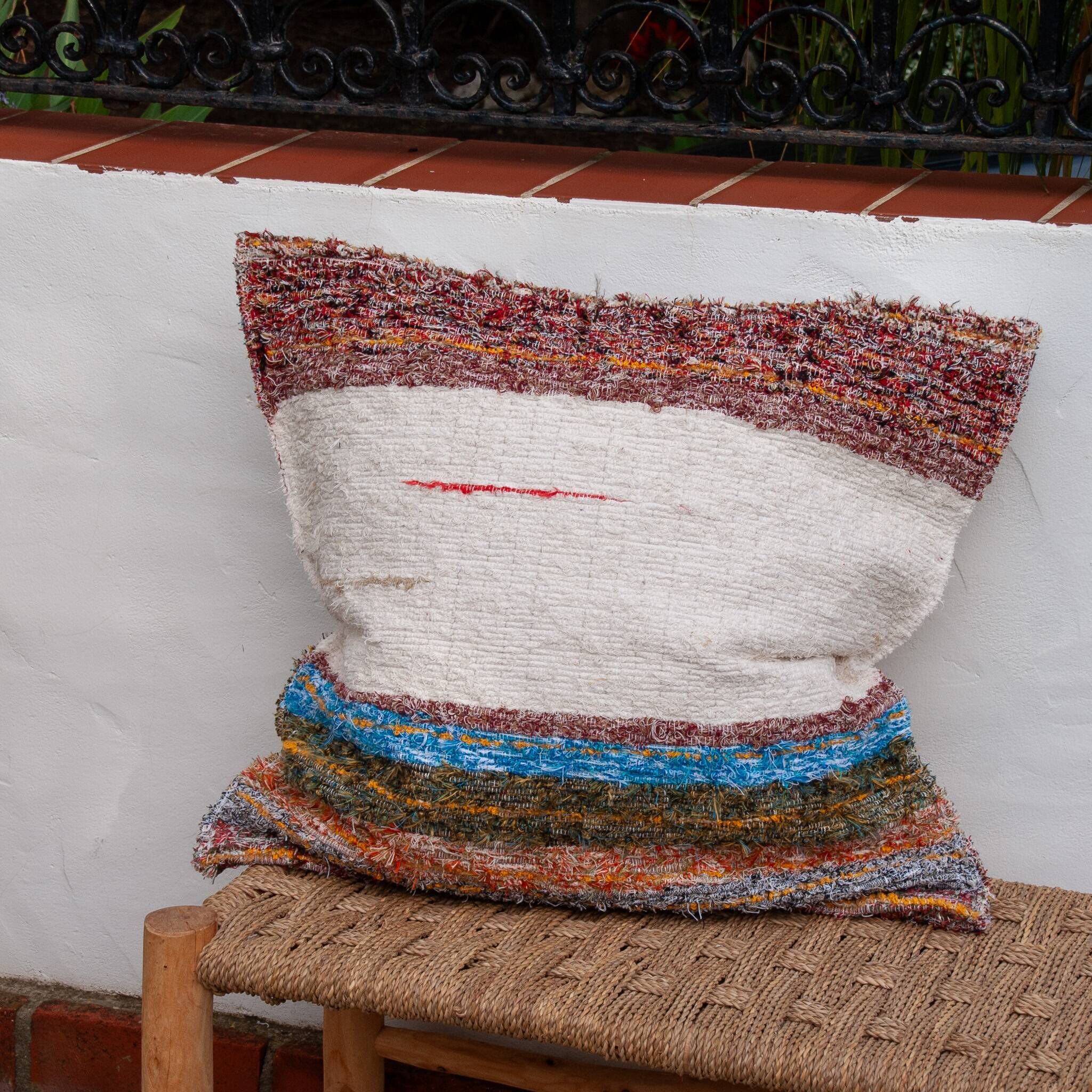 Housse de coussin artisanale en coton recyclé tissé main
