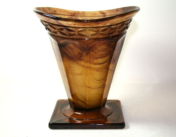 Vase en verre pressé, Art Déco