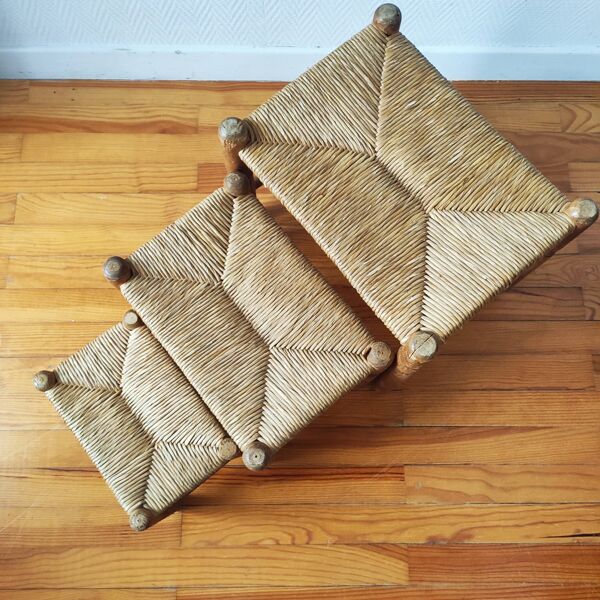 Suite de 3 petits bancs / tabourets en bois et paille Vintage 60-70