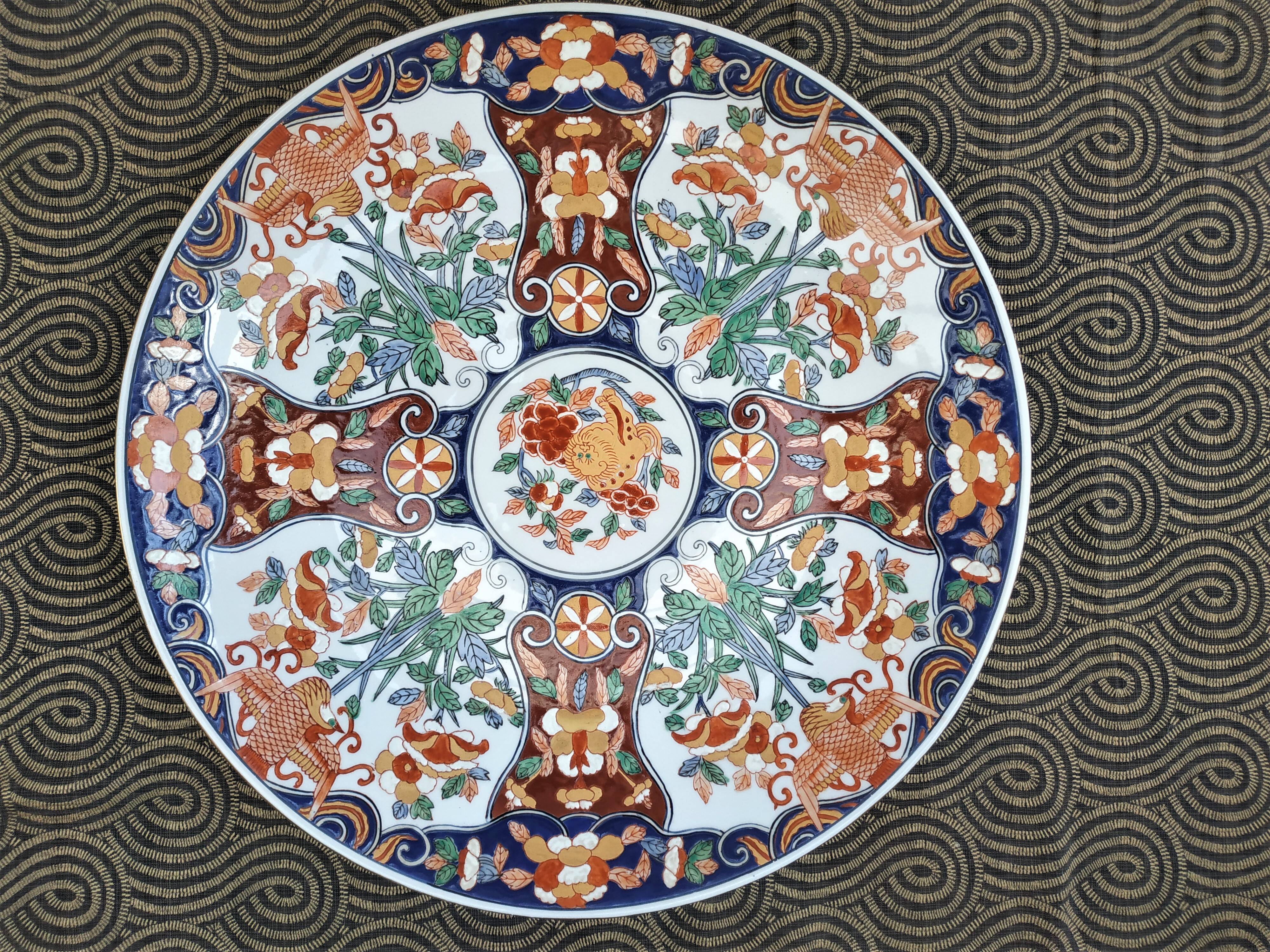 Large Imari dish 45 cm in diameter, Japanese porcelain