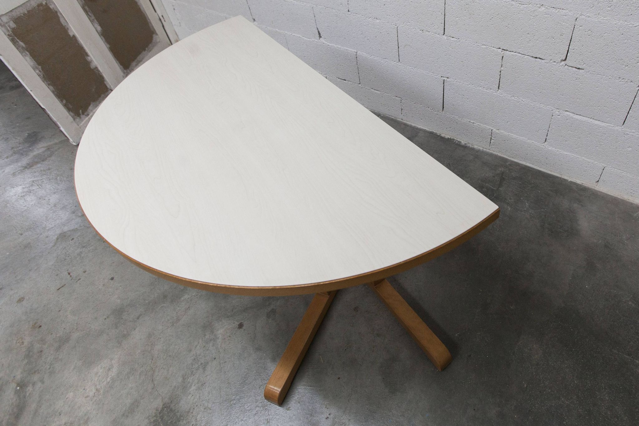 Rare set de 6 tables Baumann 1990, 80x120 et demi lune 120cm