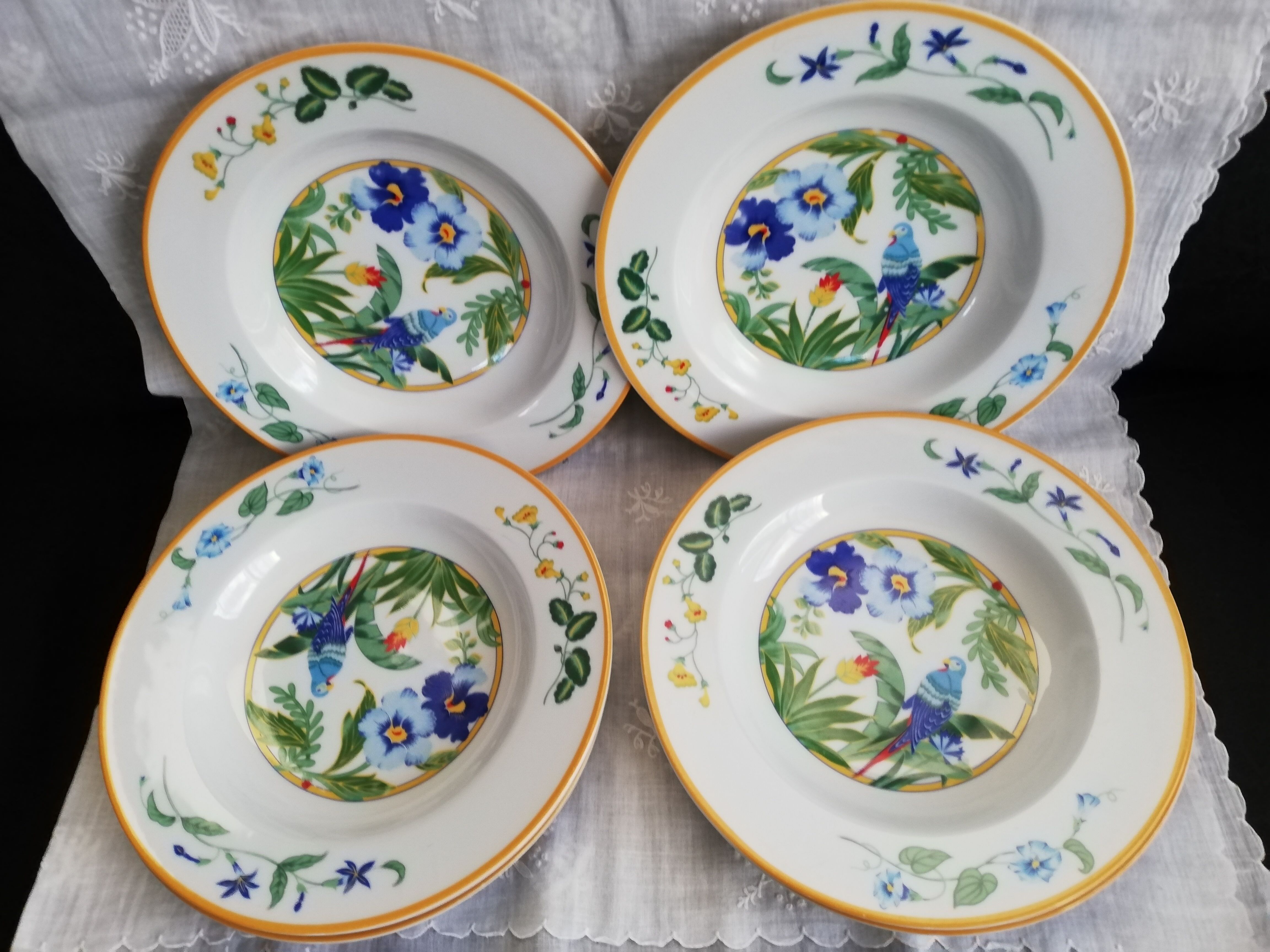 Set of 6 hollow plates model Ara