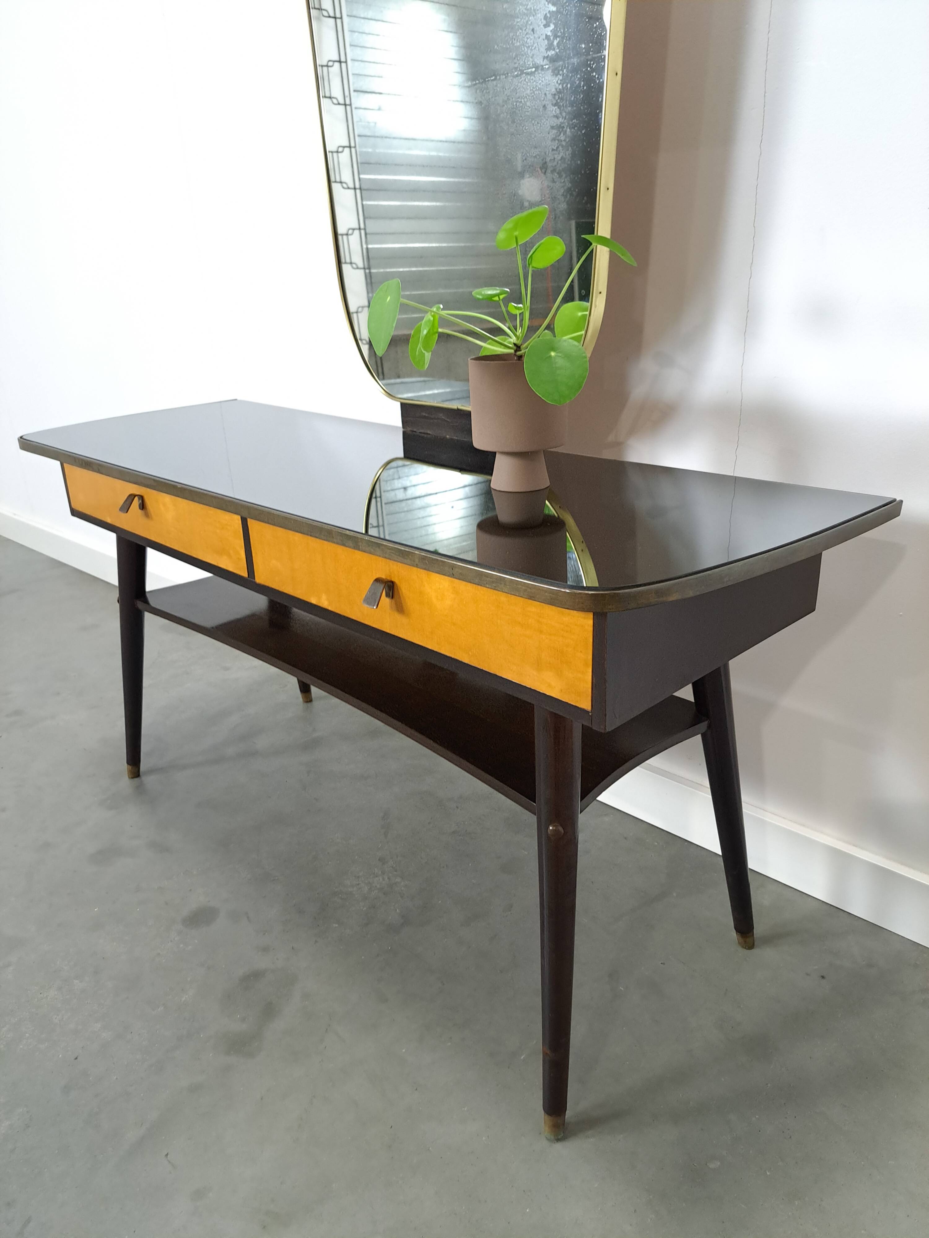 Sidetable met lades en grote spiegel met gouden rand, kaptafel