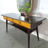 Sidetable met lades en grote spiegel met gouden rand, kaptafel