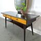 Sidetable met lades en grote spiegel met gouden rand, kaptafel