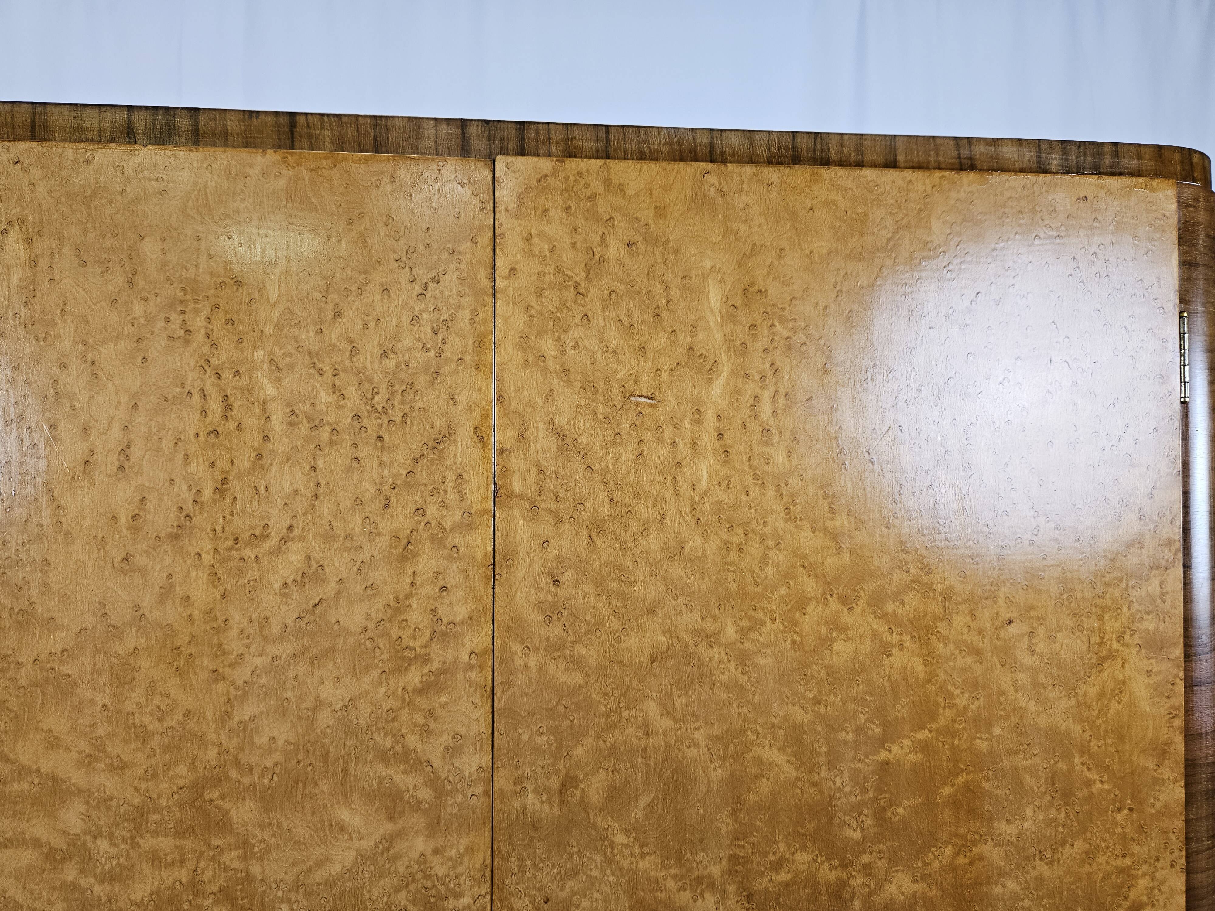 Art decò sideboard in thuja and walnut