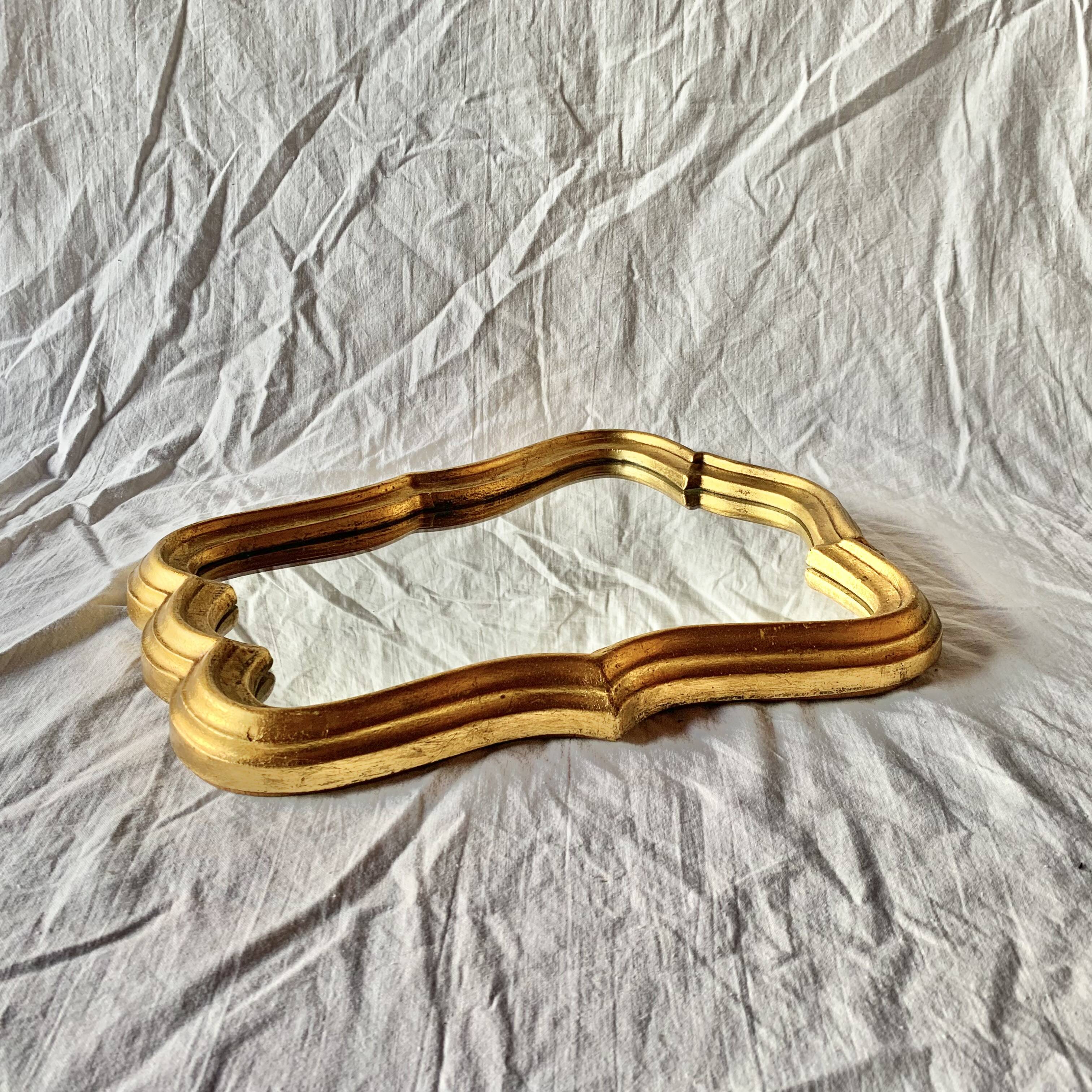 Miroir mural vintage en résine dorée
