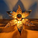 Large floral wall light in brass and gilded metal, Willy Daro, 1970.
