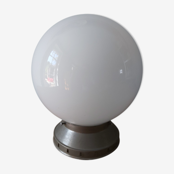 Plafonnier art déco avec globe en opaline blanche