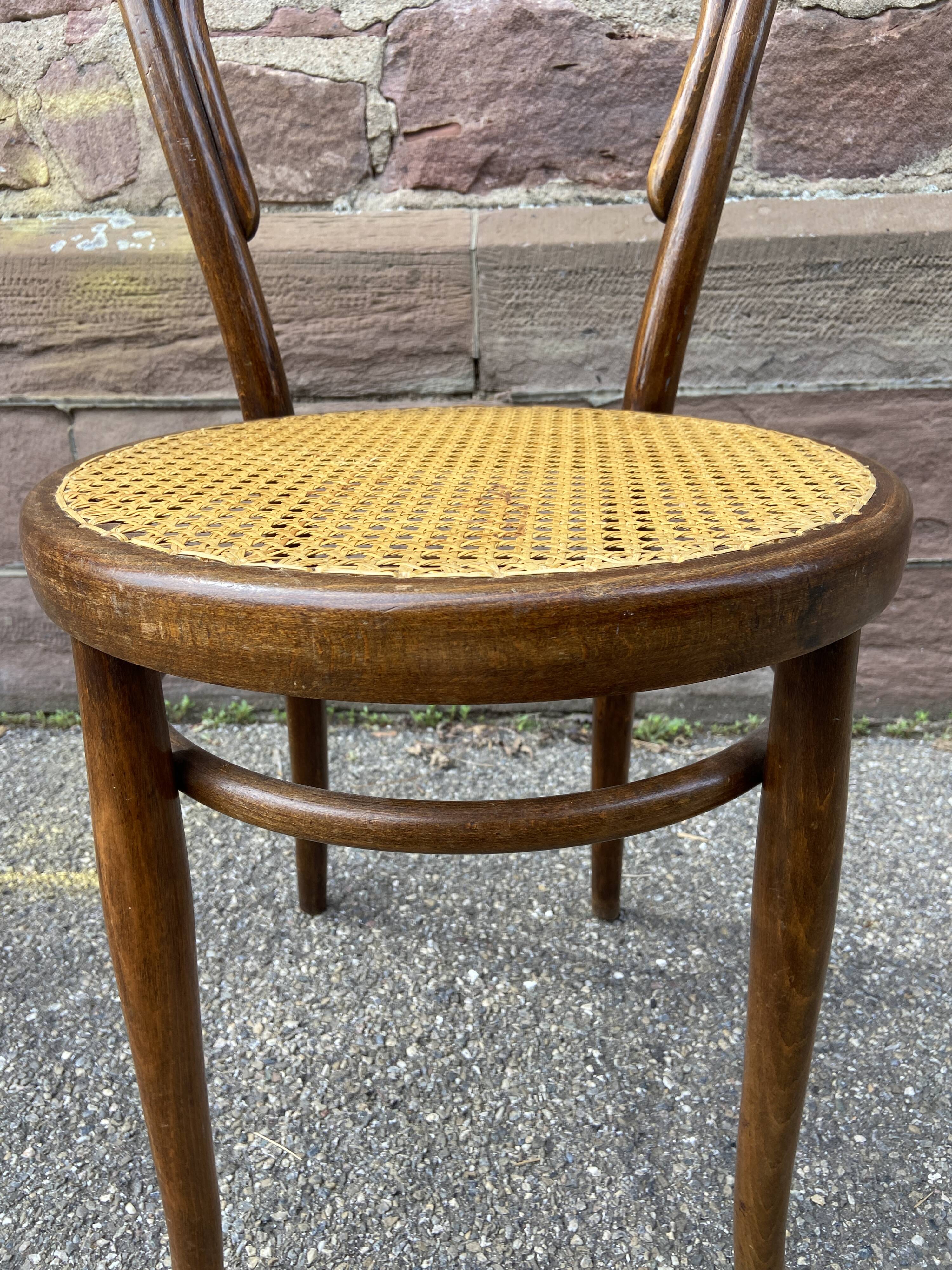 2 curved wood bistro chairs Fischel Thonet Nr 14