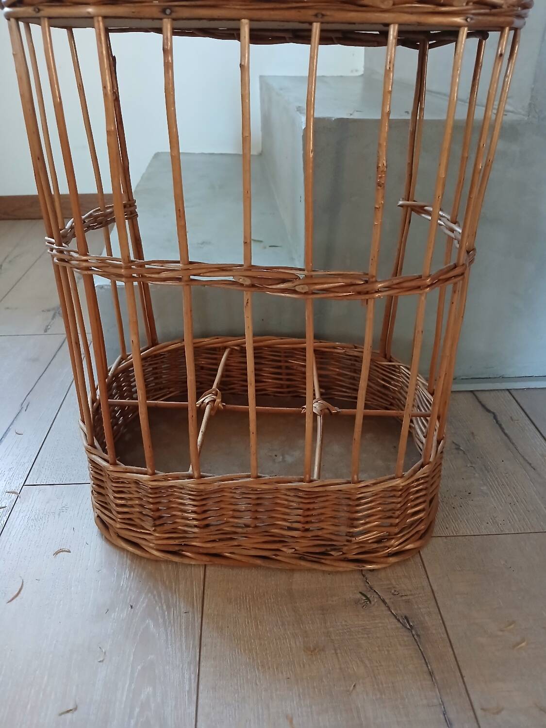 Panier porte bouteilles ancien en rotin