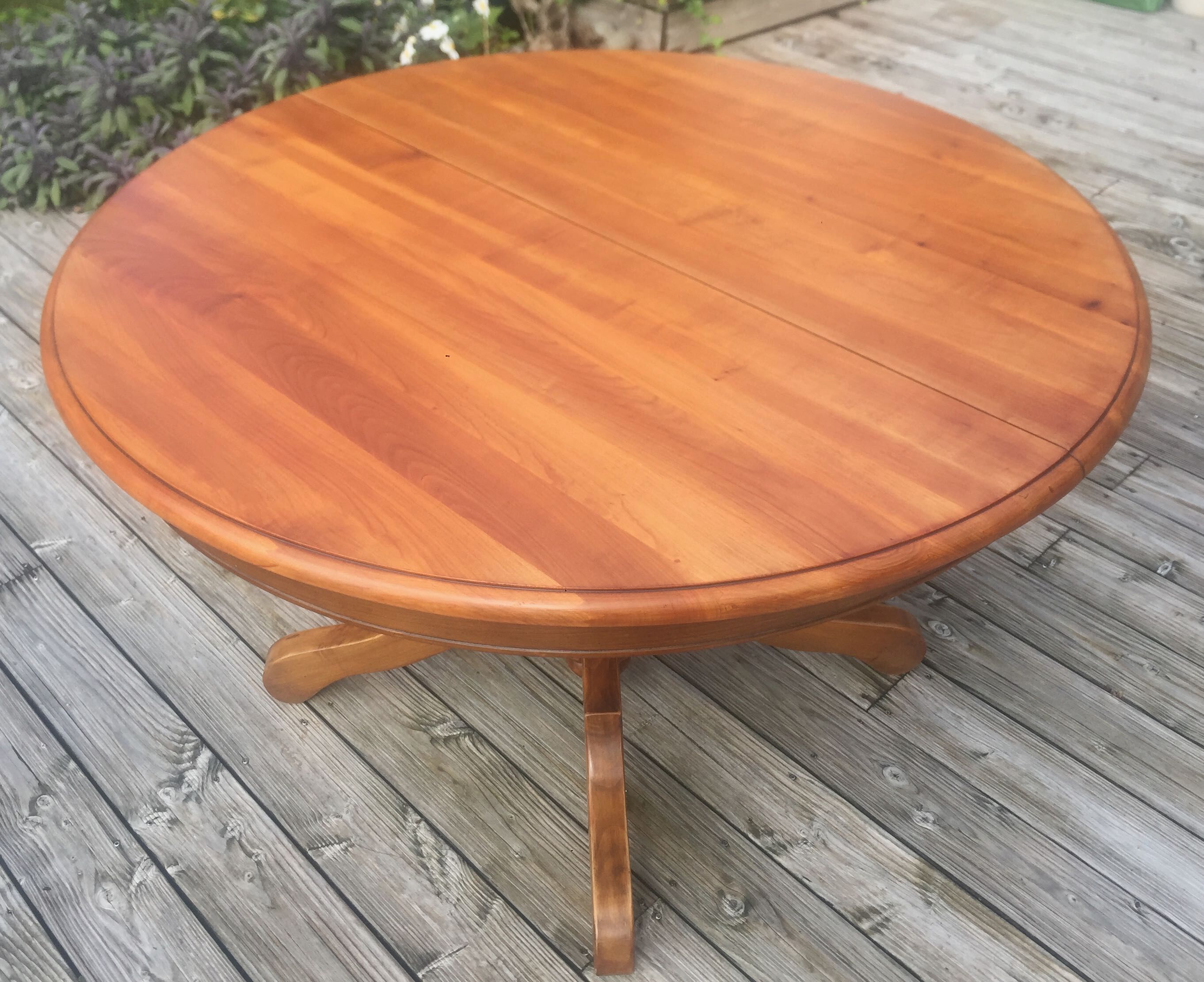 Extendable round table in cherry tree