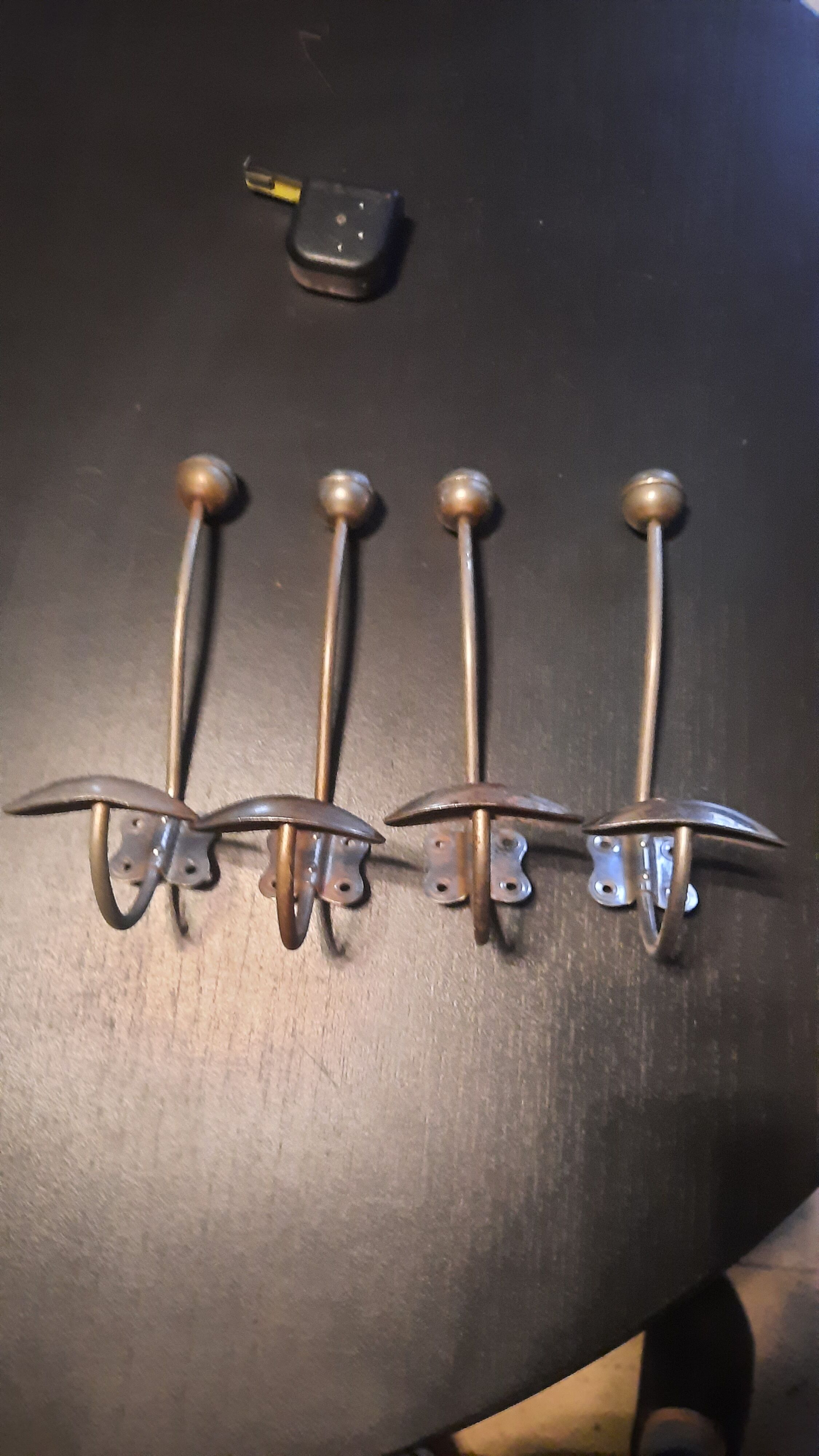 4 metal hooks