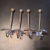 4 metal hooks