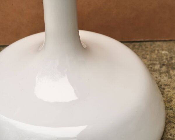 Grande lampe blanche en céramique et abat jour raphia, années 70