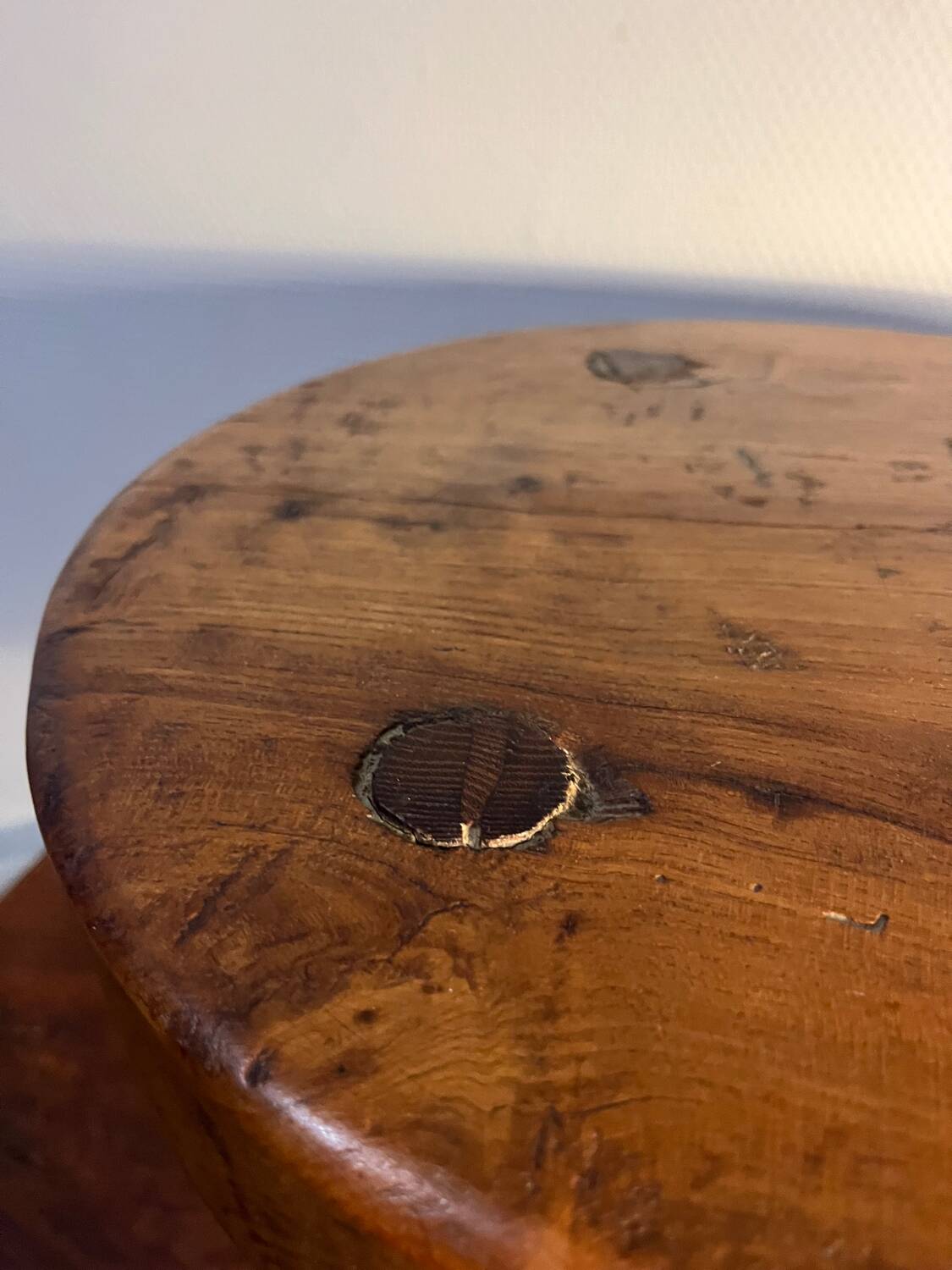 Tabouret tripode ancien fait main – Bois massif