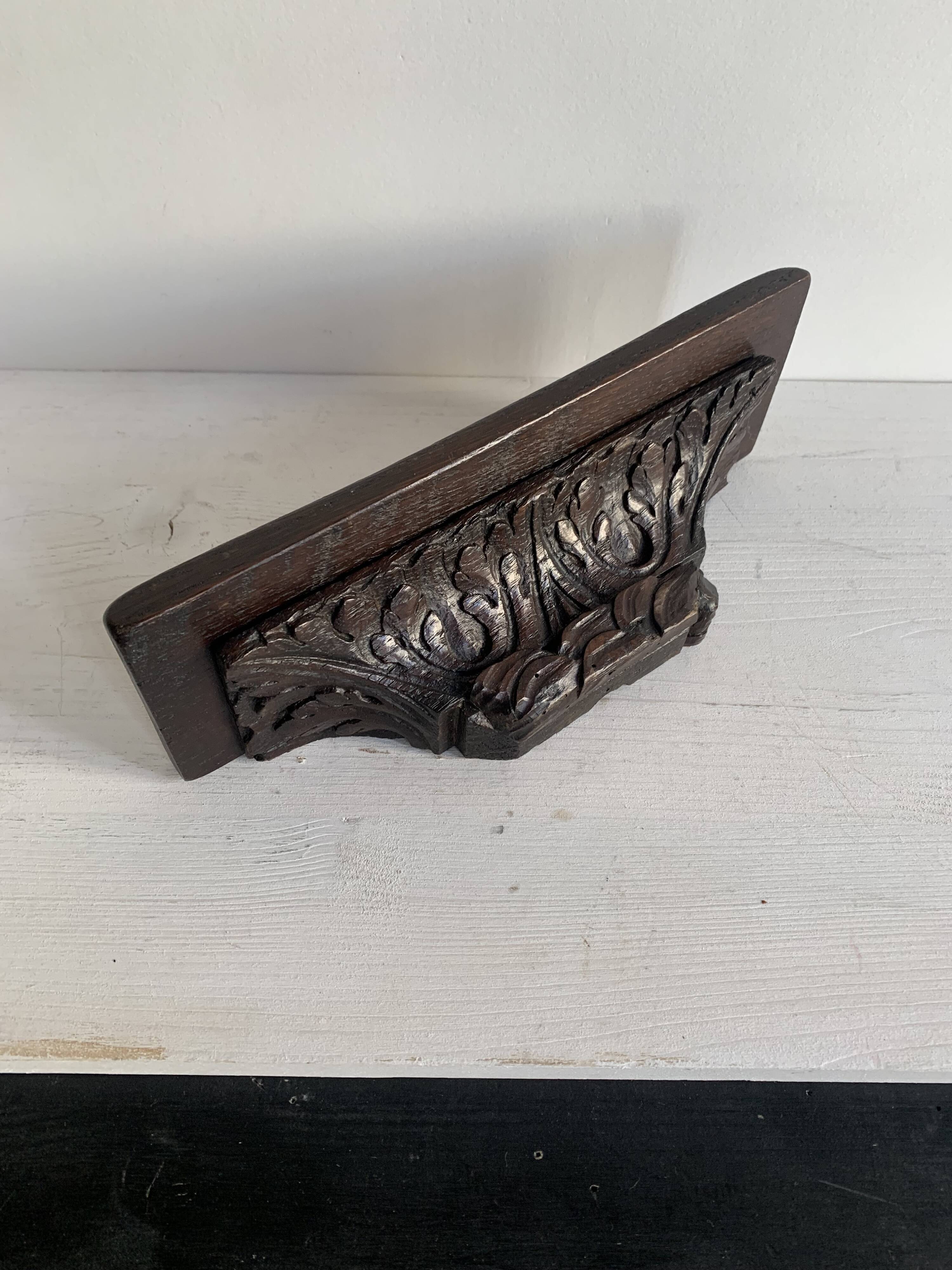 Antique carved wooden wall console for statuette, Haute époque