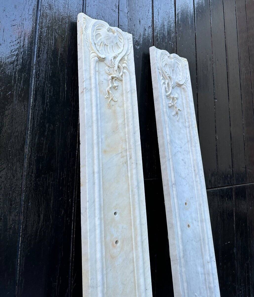 Pair of Louis XV pilasters in Carrara marble, 18th century