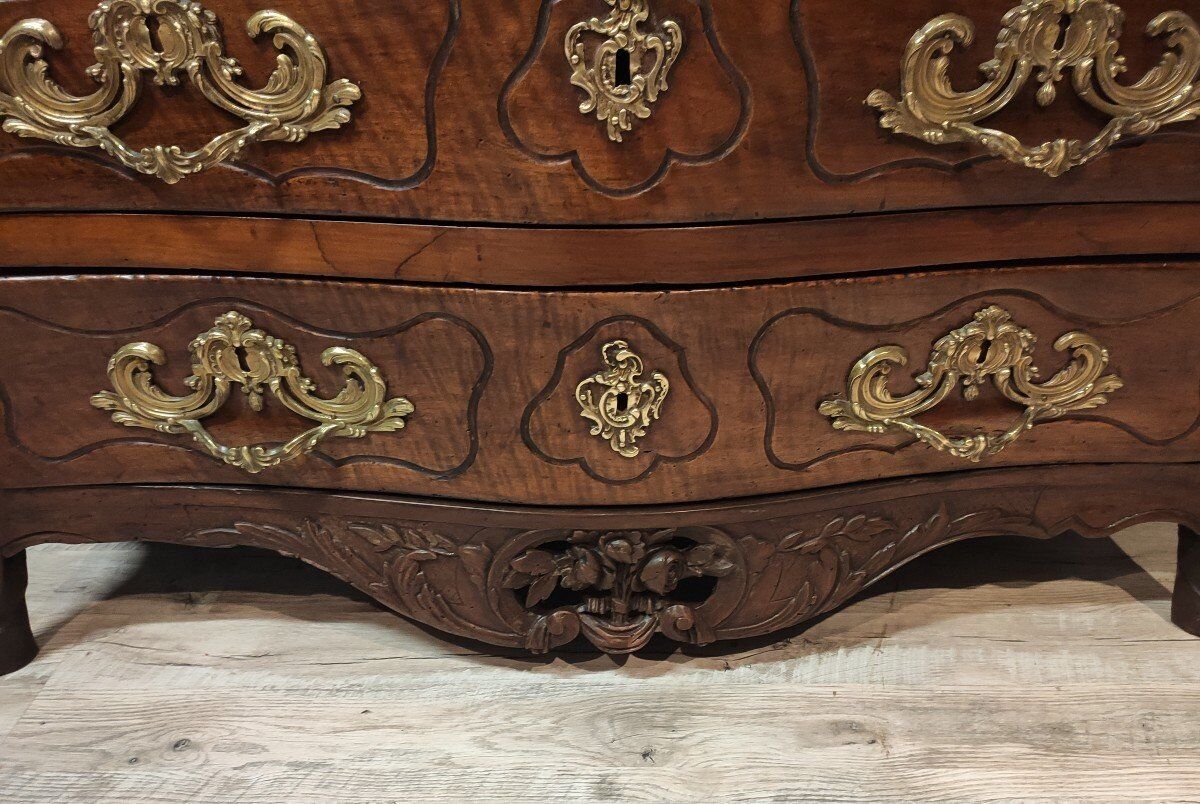 Bordelaise Tomb Commode 18th Century In Walnut