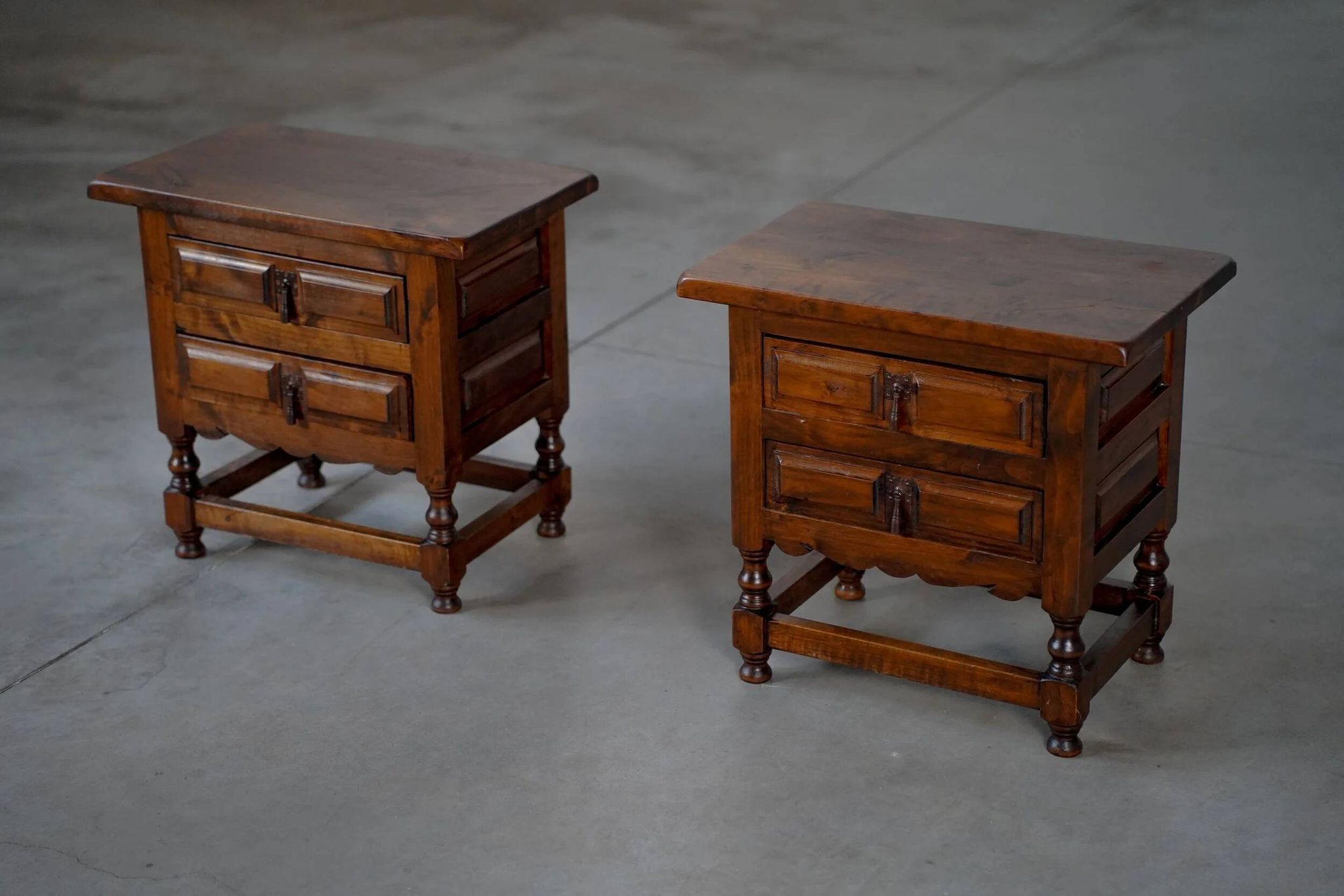 Tables de nuit espagnoles en noyer - Espagne années 1900
