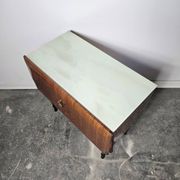 Table de chevet italienne des années 80 avec plateau en verre