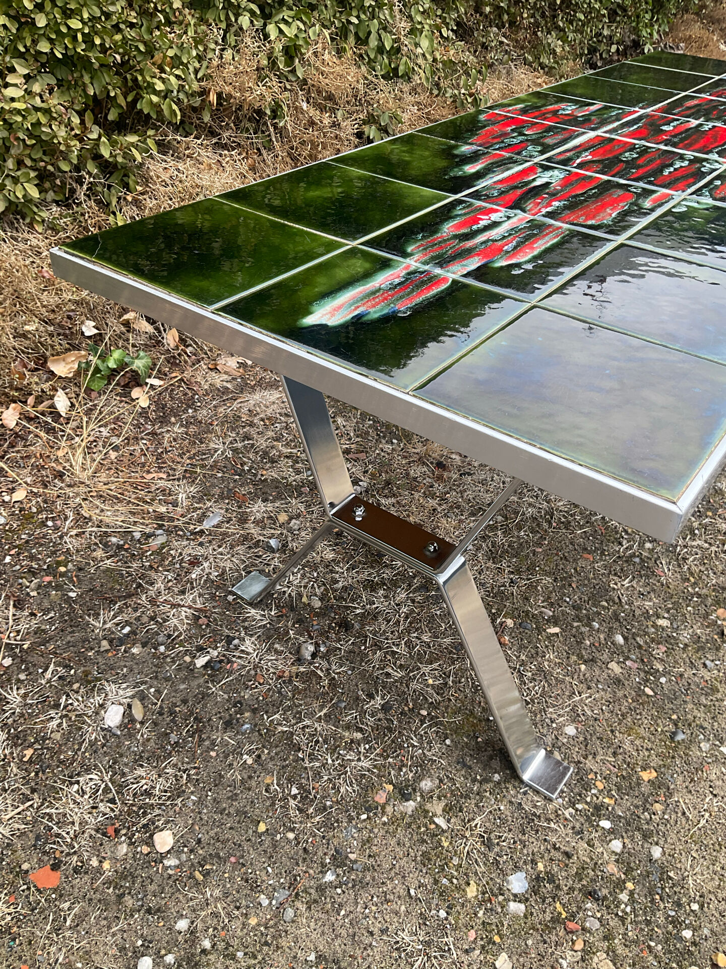 Table basse vintage en métal chromé et céramique