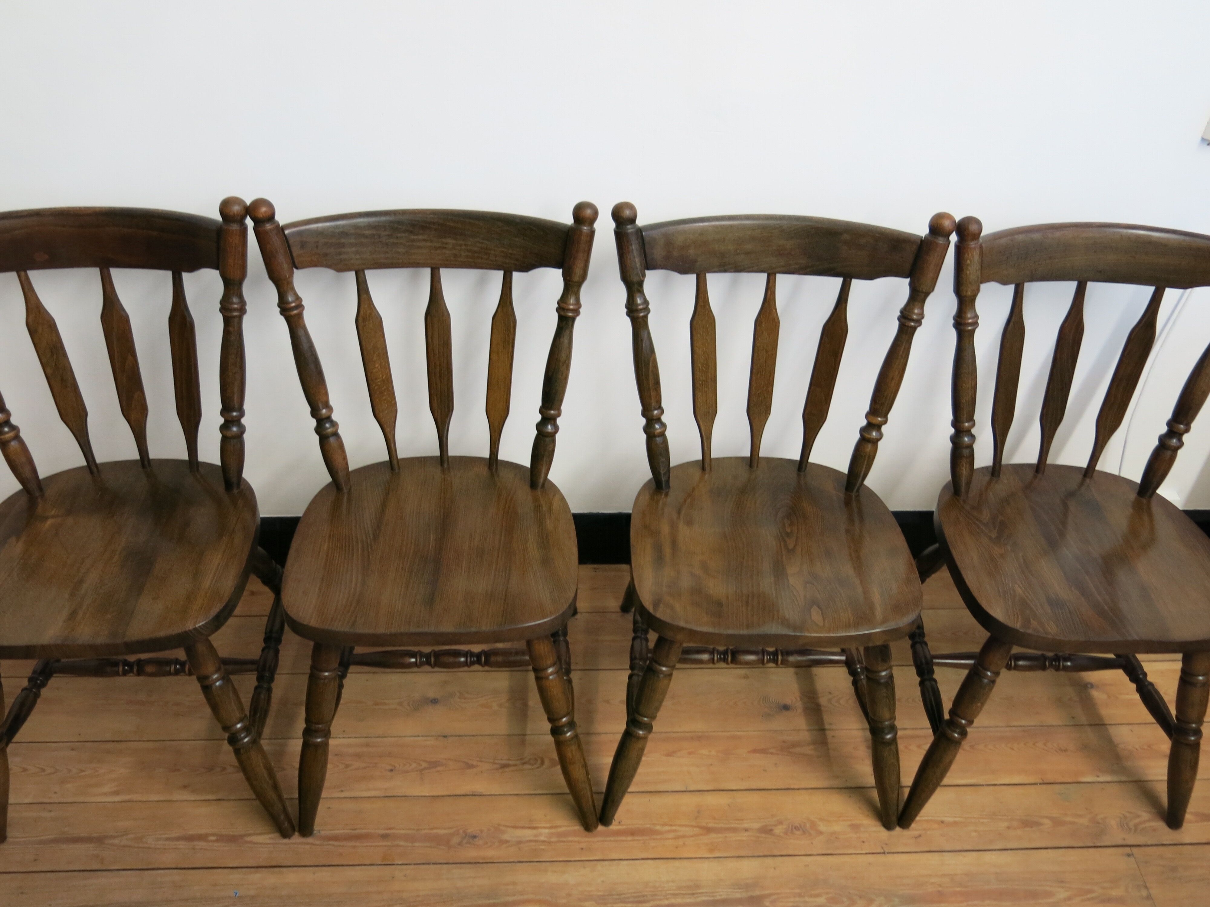Ensemble de quatre chaises bistrot à barreaux