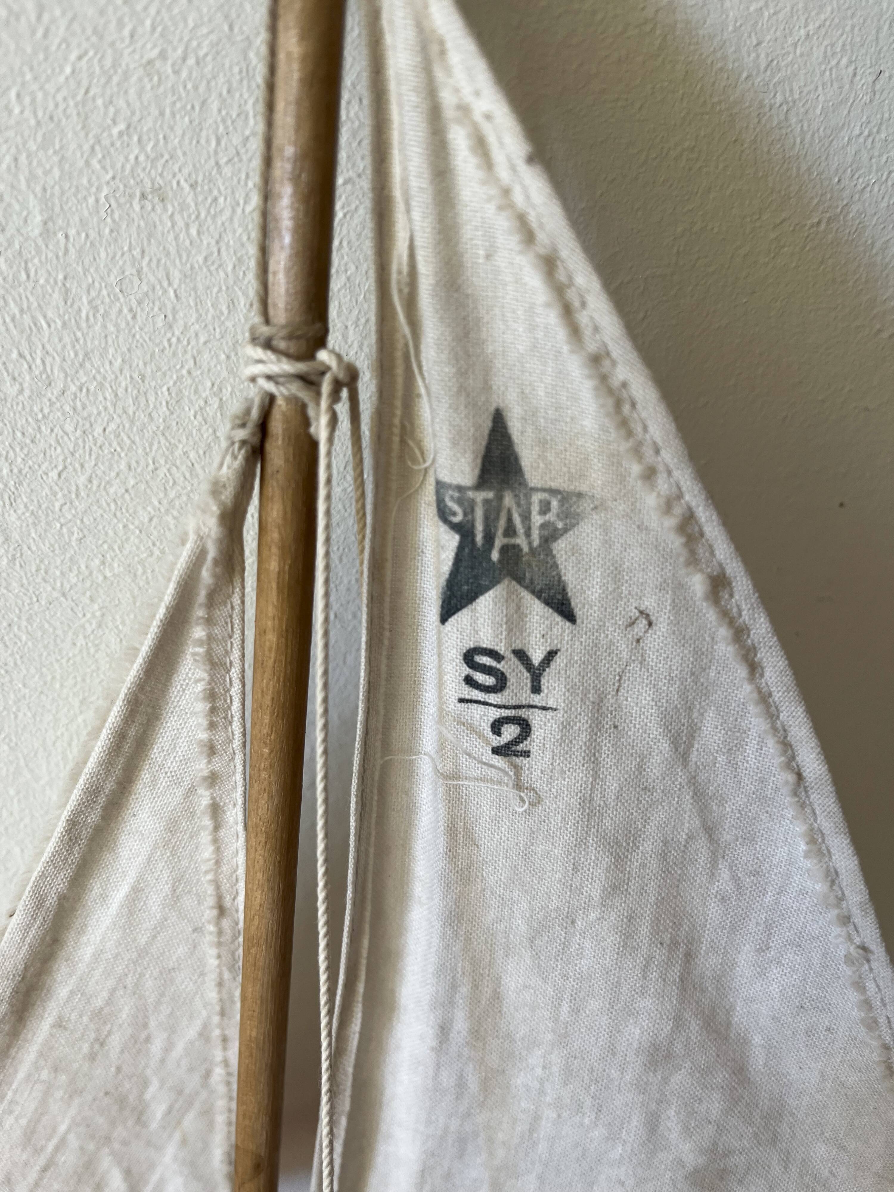 Voilier de bassin anglais Star'Yacht rouge, modèle SY2, années 50-60