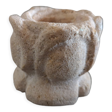 Bougeoir en pierre sculptée, signé