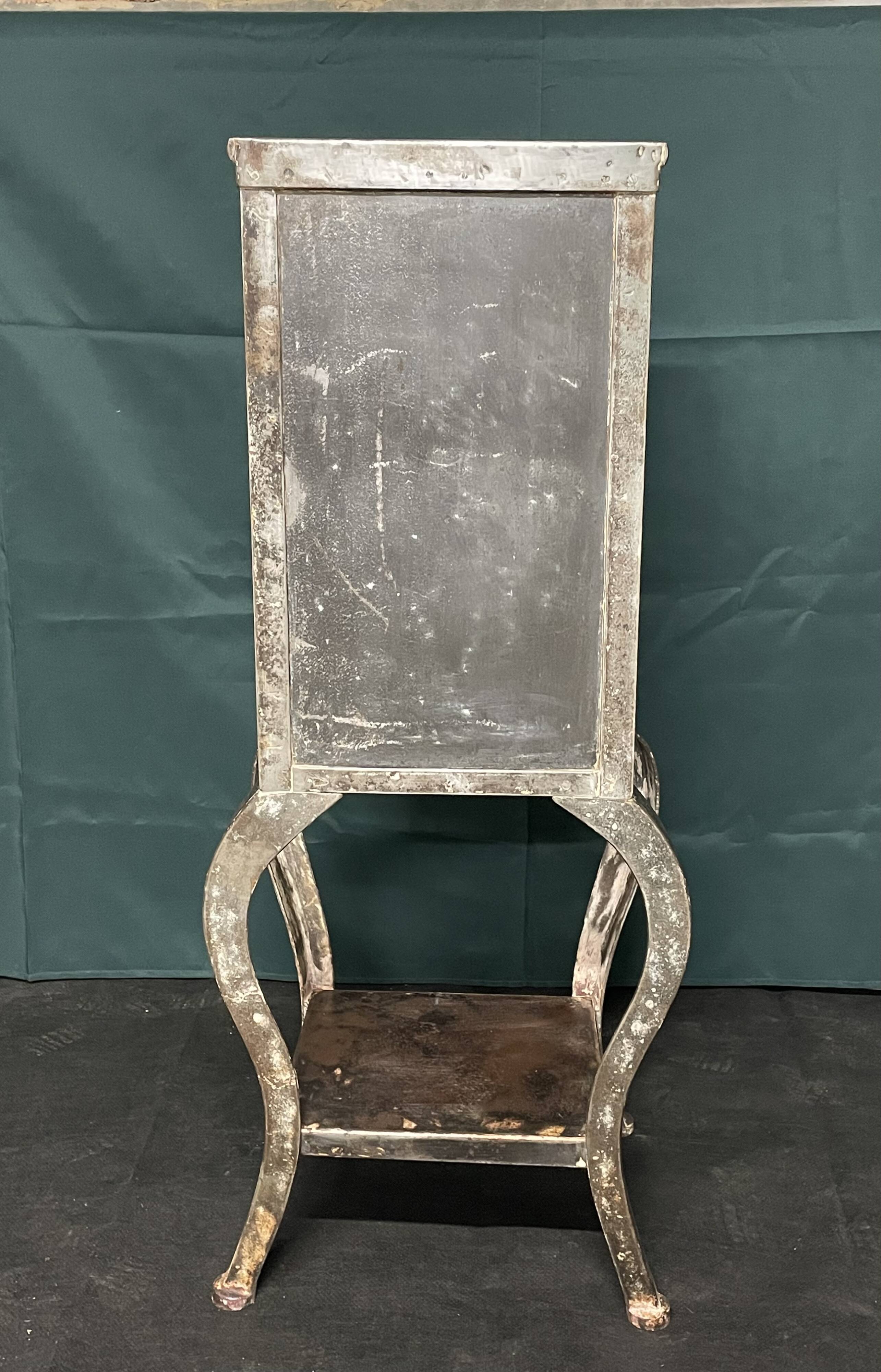 Display cabinet medical C.M. Sorensen Co New York in steel and glass from the beginning.