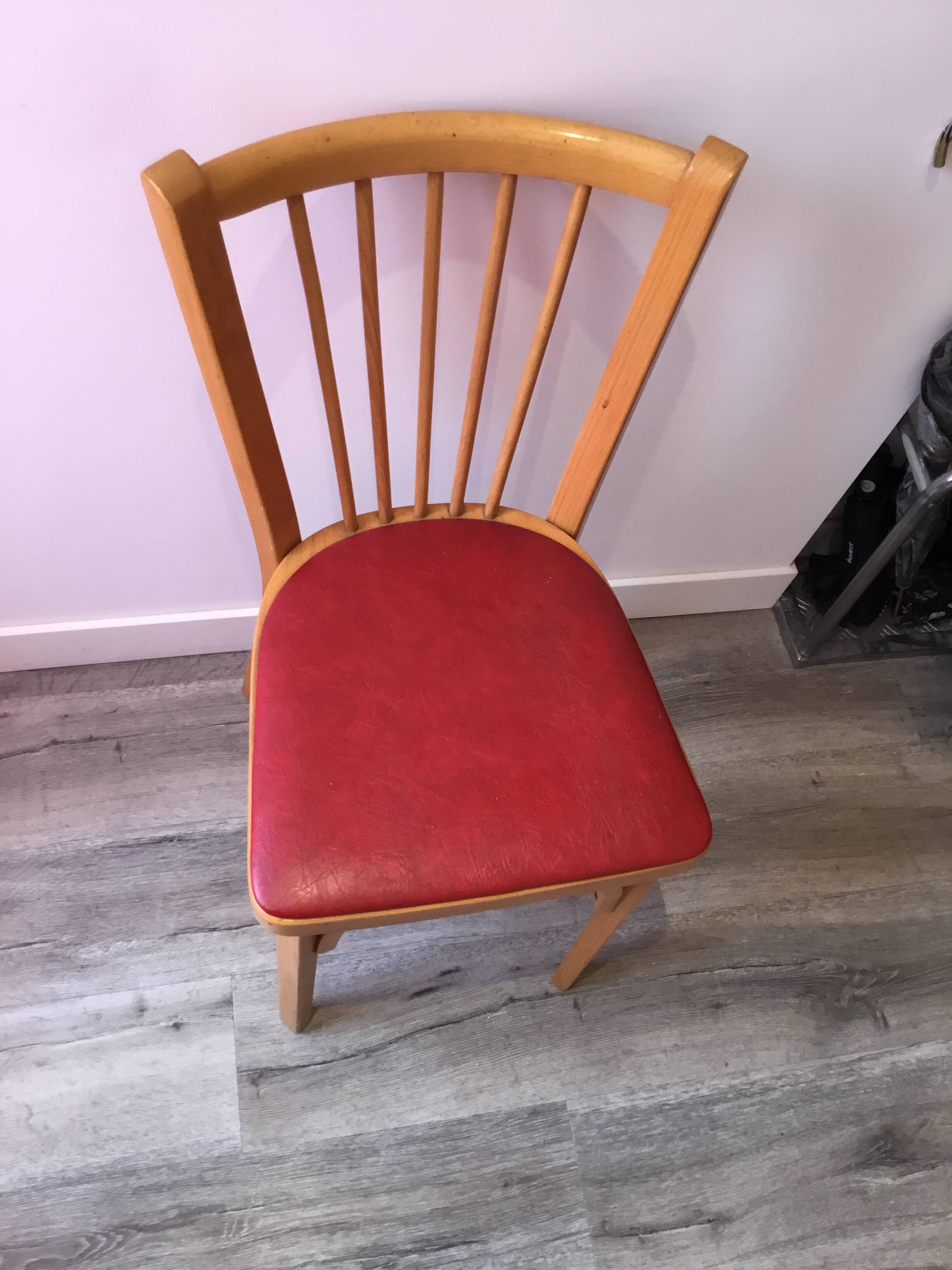 Chaise bistrot Baumann en bois et skaï rouge