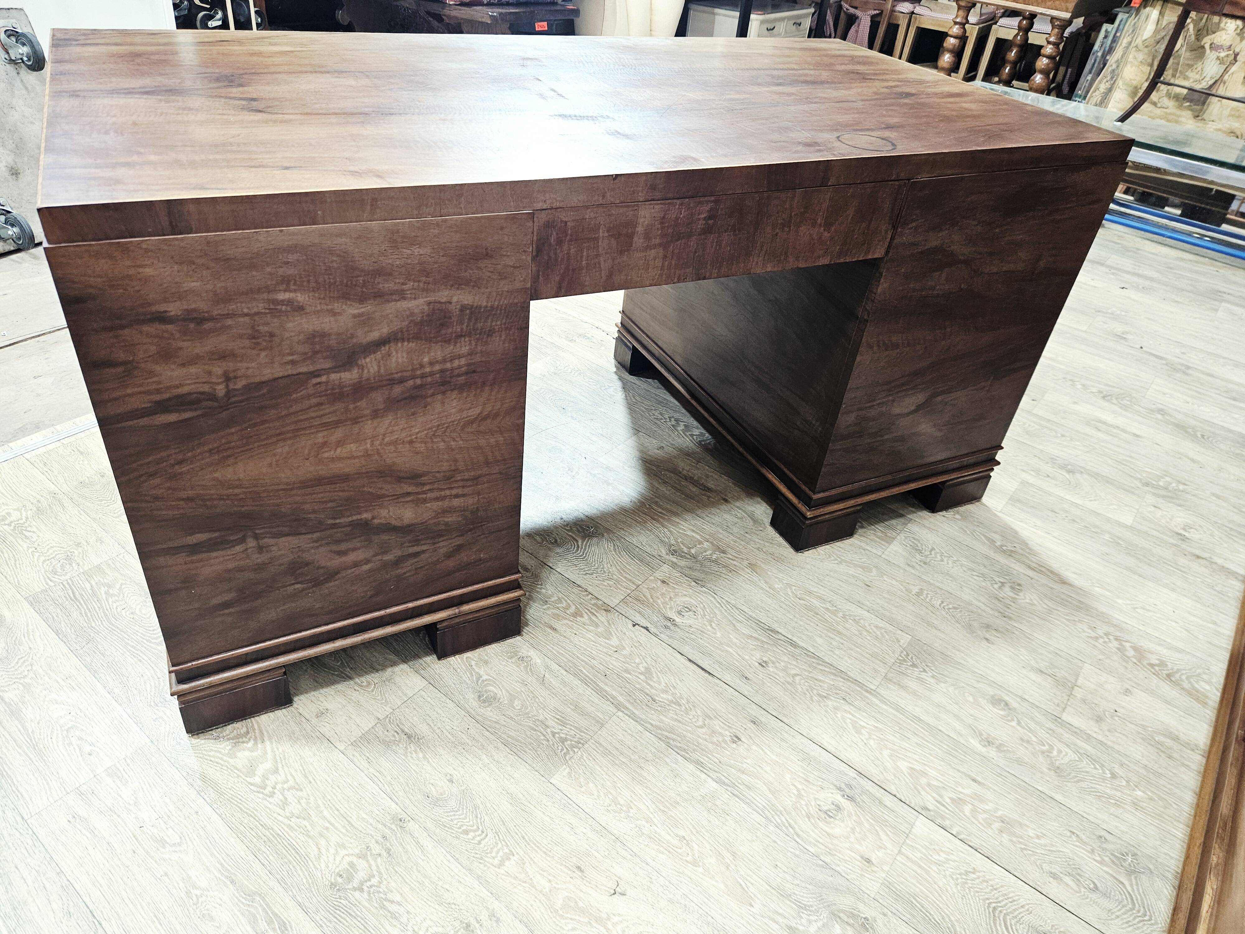 Ensemble de bureau exécutif monumental / Art Déco / Noyer / Années 1940.