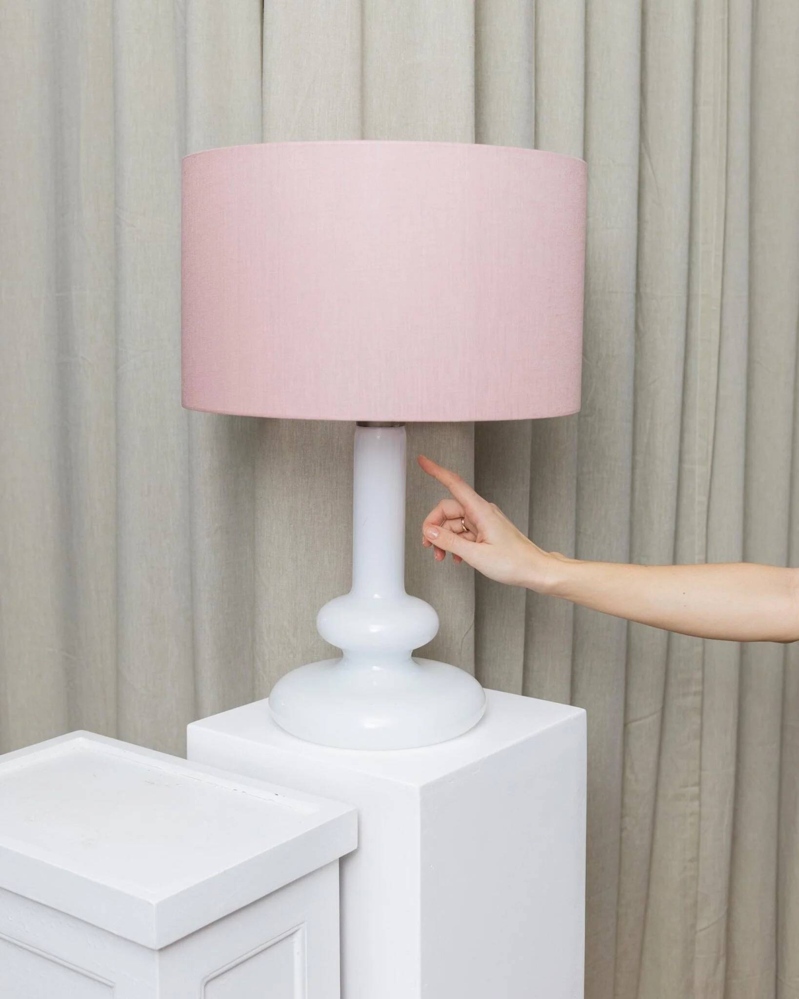 Vintage Holmegaard Plaza table lamp by Hsin-Lung Lin for Glasværk, 1970s - White glass with pink fabric shade - Elegant retro lamp, gift idea.