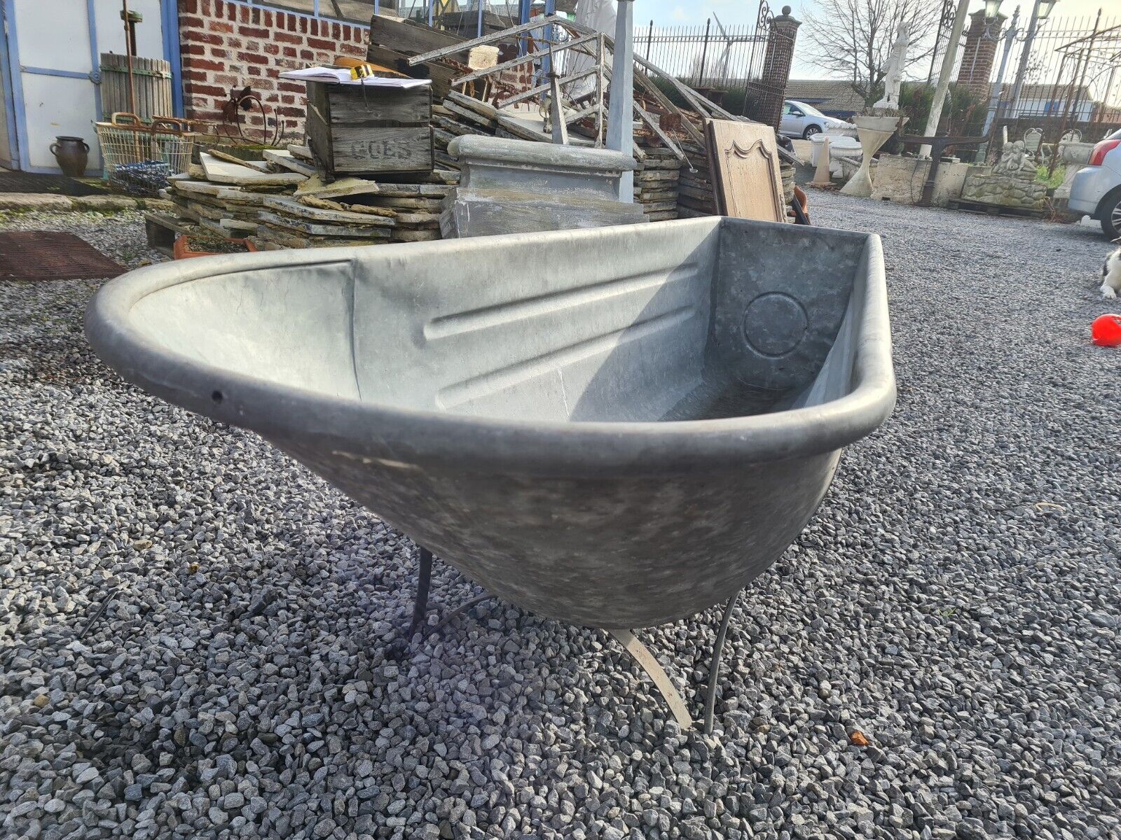 Zinc bathtub