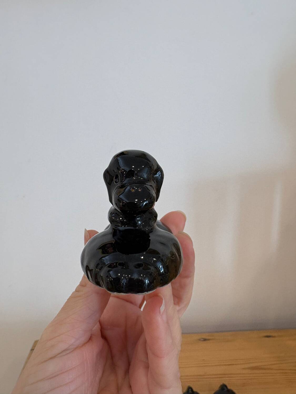 Box of 12 dog-shaped cutlery rests in yellow and black majolica.