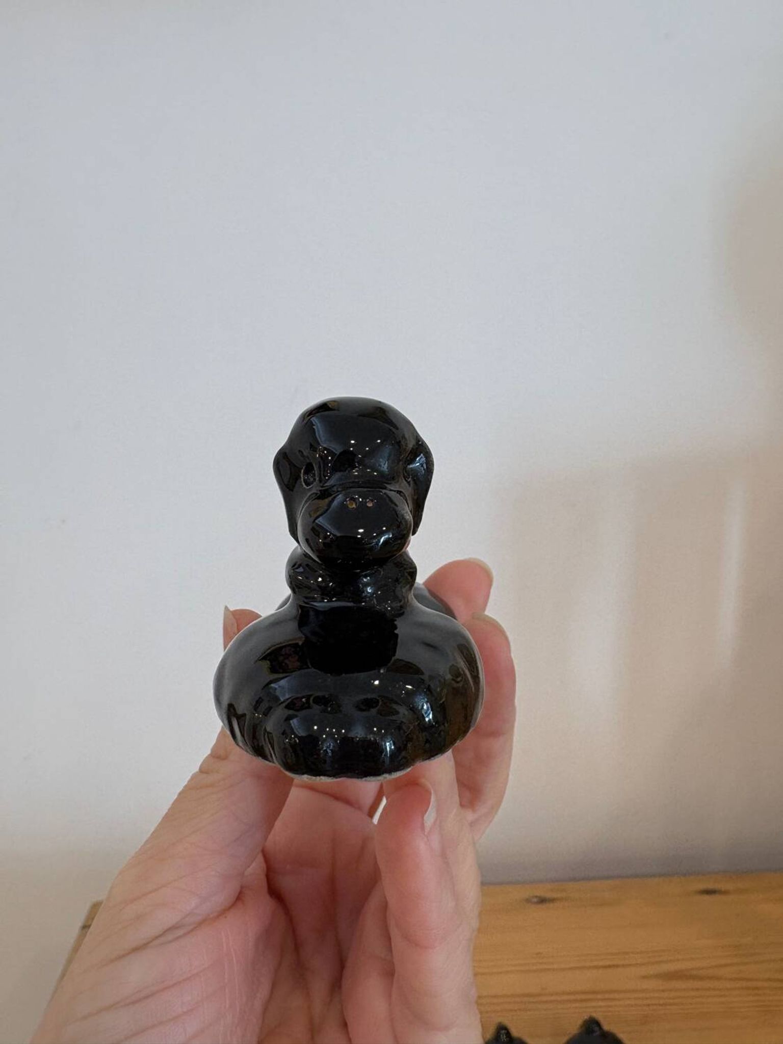 Box of 12 dog-shaped cutlery rests in yellow and black majolica.