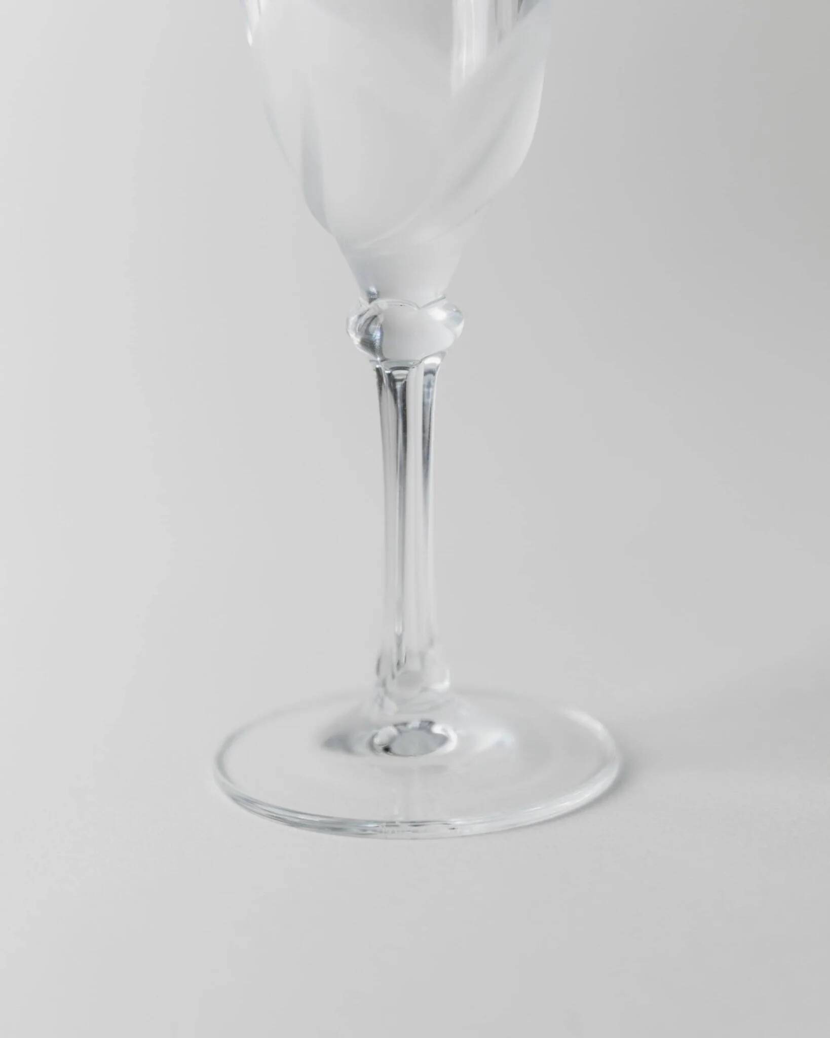 Six flûtes à champagne en verre cristal transparent avec détail floral mat – Vintage Durand France années 1970