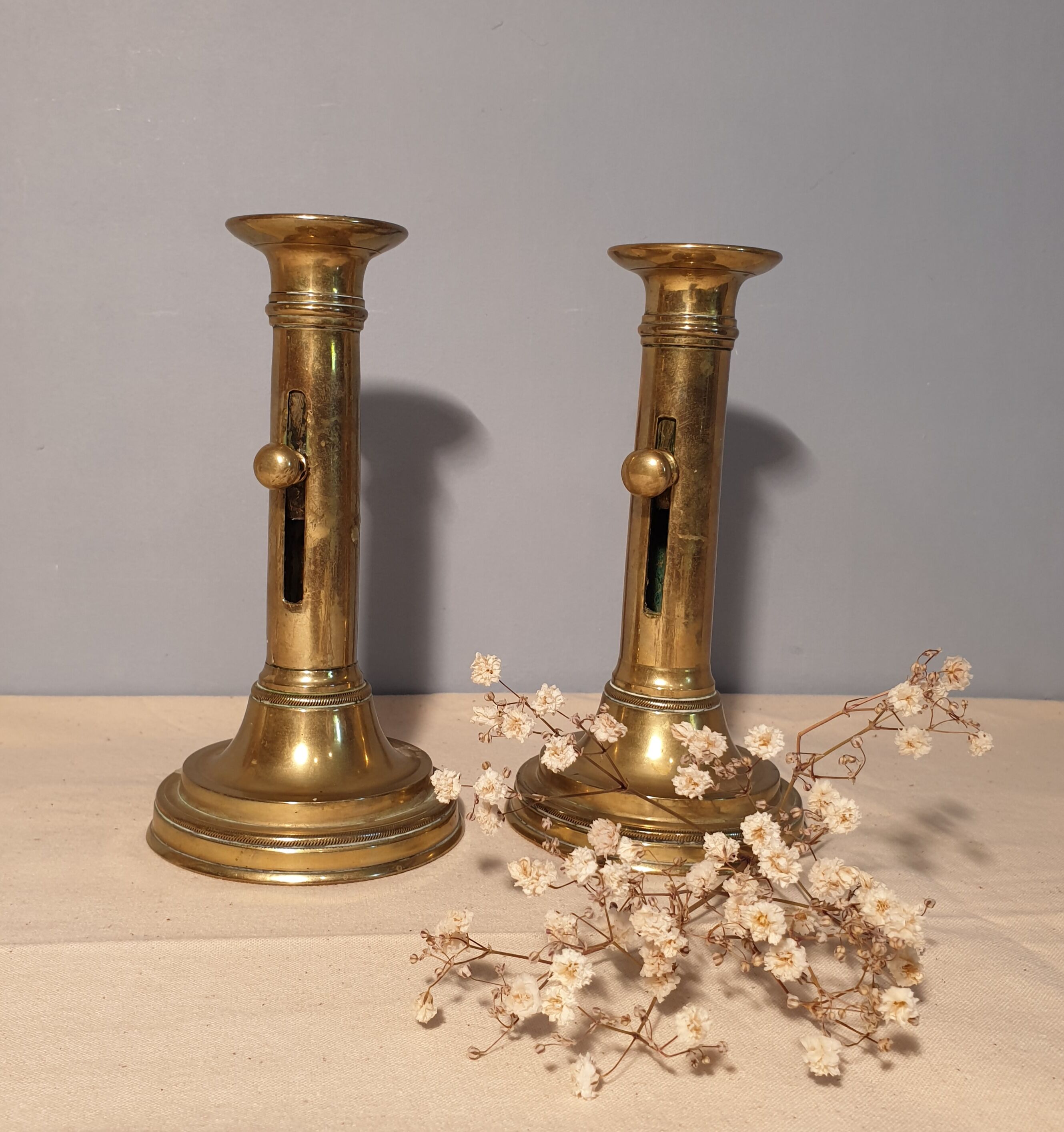 Two pusher candlesticks