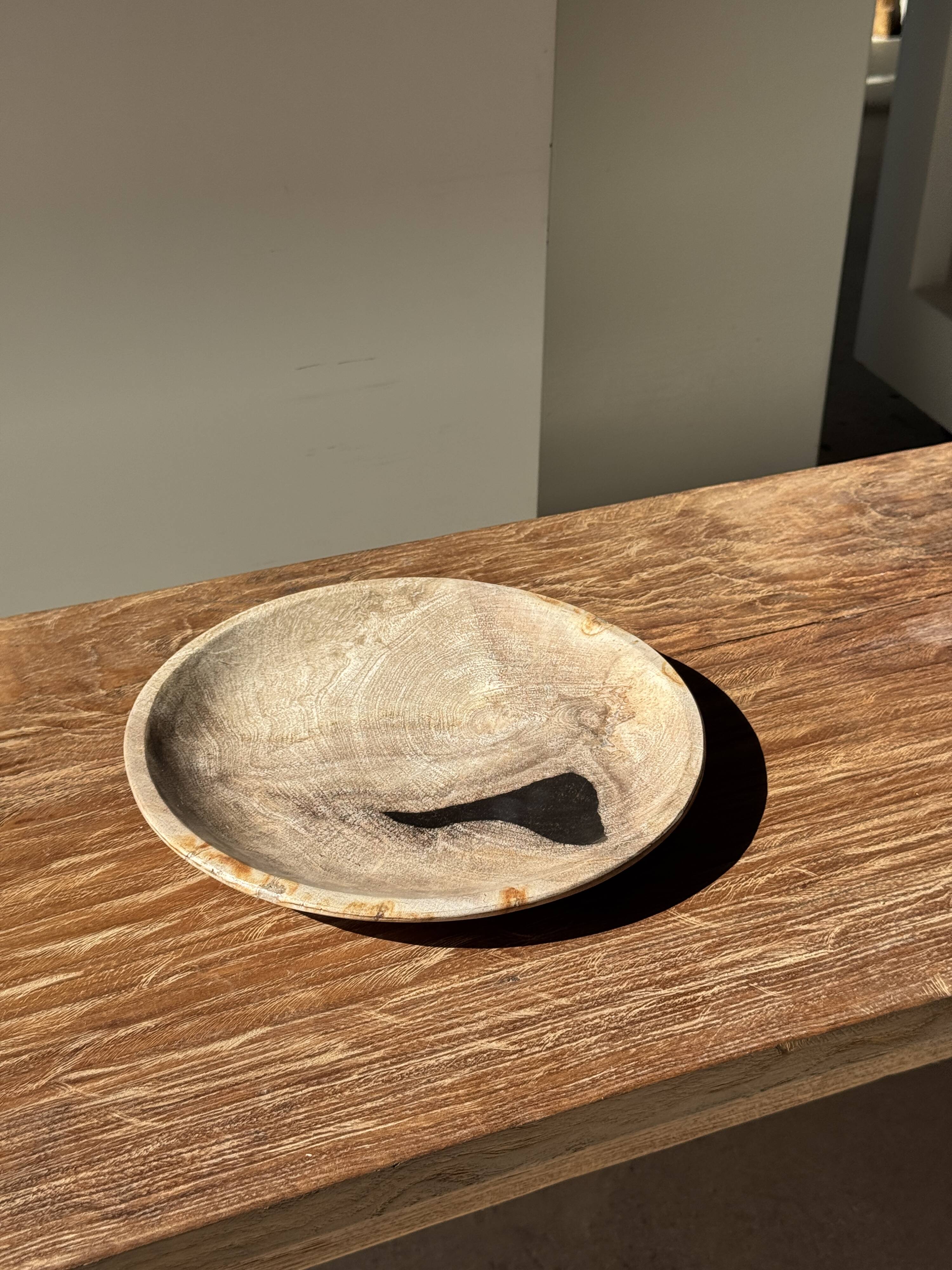 Vide poche, plat ou assiette circulaire en bois pétrifié beige tache noire