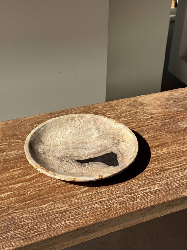 Vide poche, plat ou assiette circulaire en bois pétrifié beige tache noire