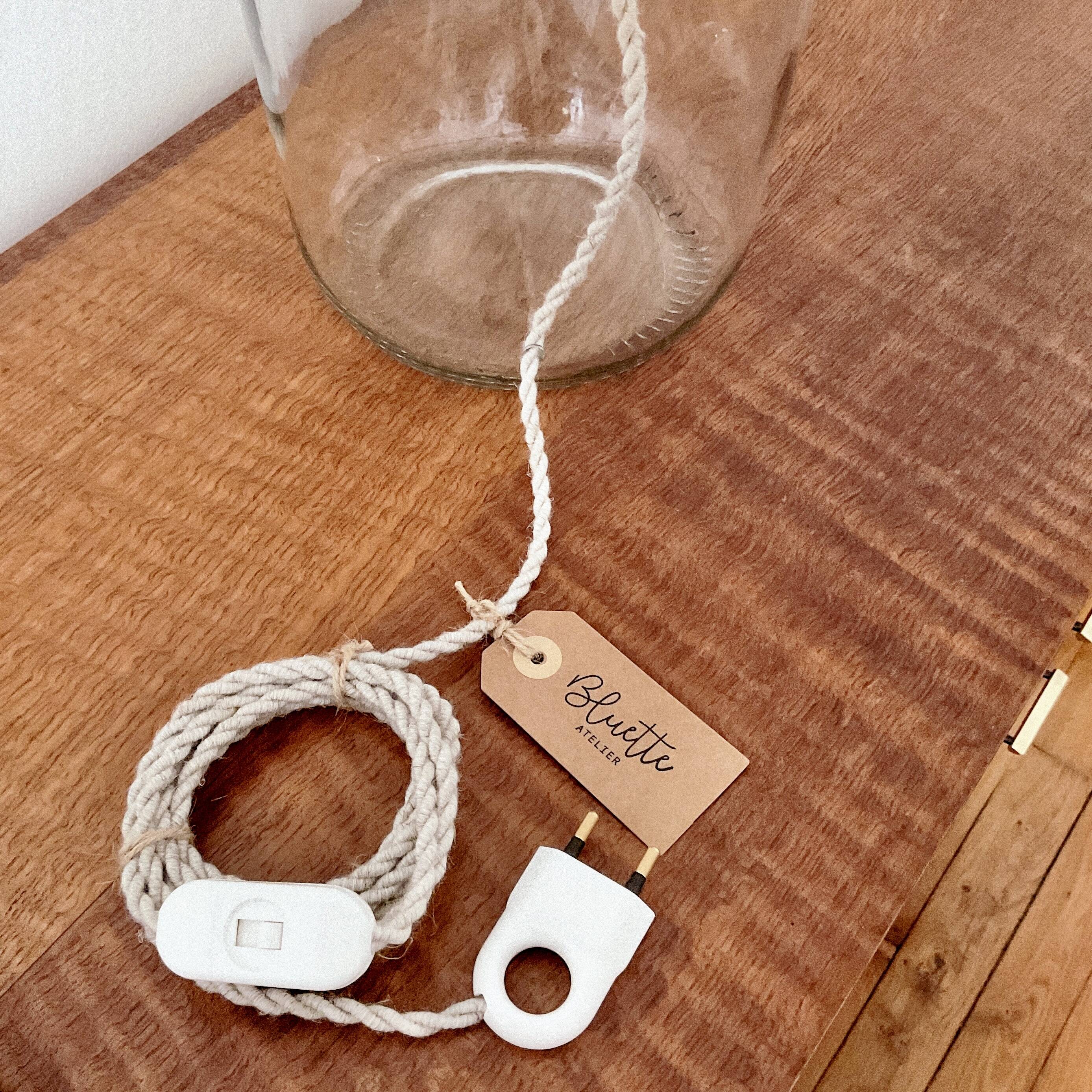 Demijohn lamp and ecru jute