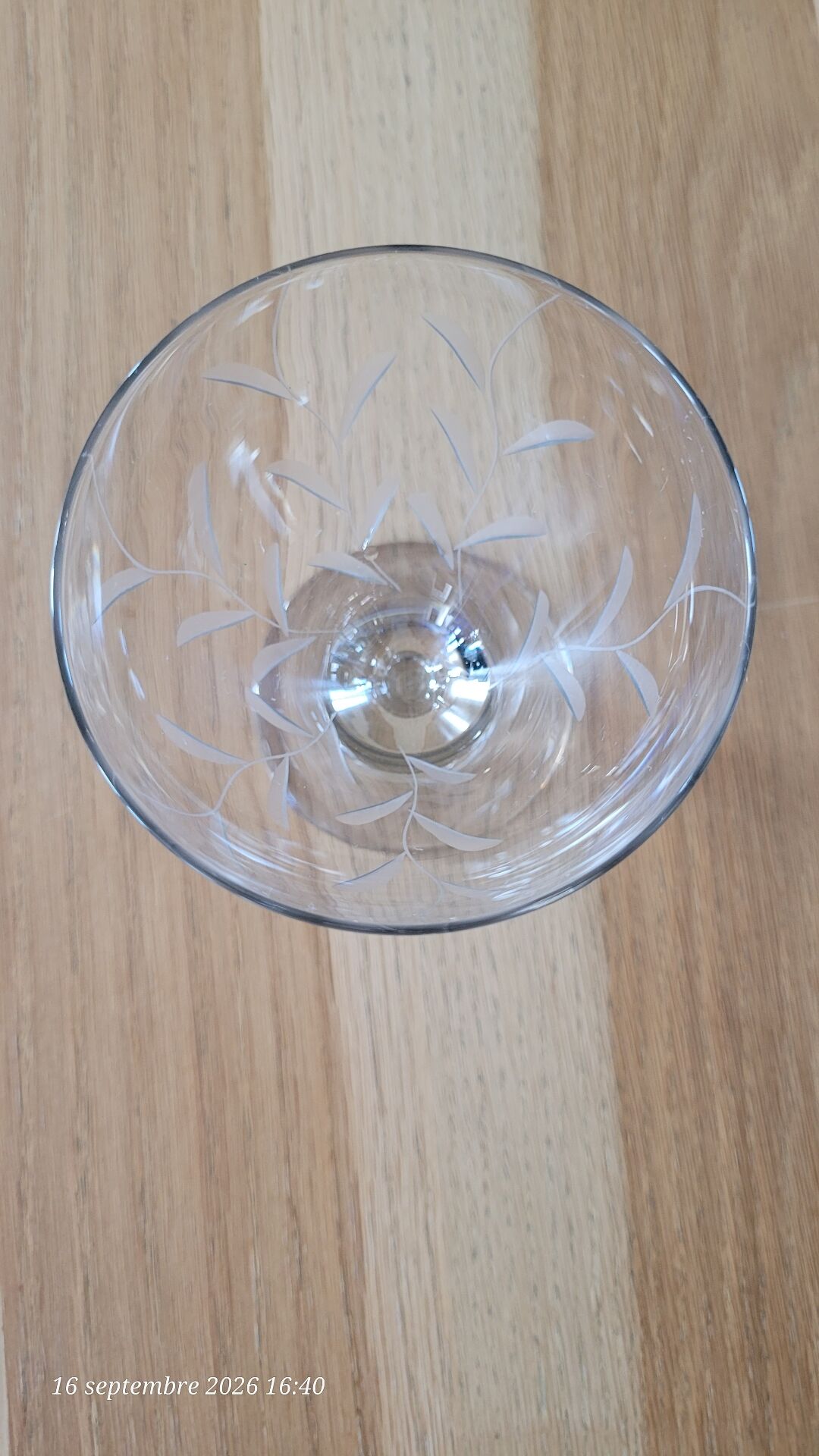 8 verres à pied anciens en verre gravé