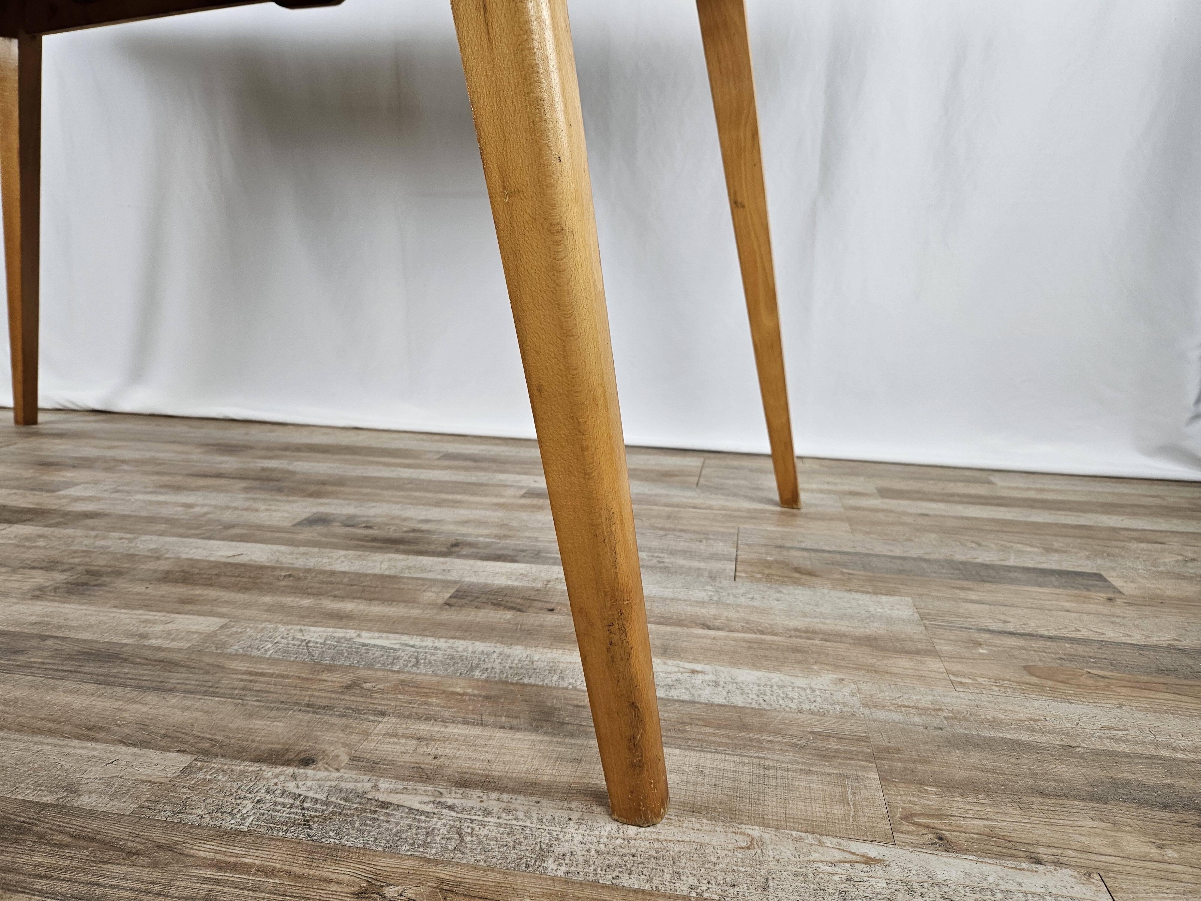 Table à manger des années 1950 en érable avec bord travaillé